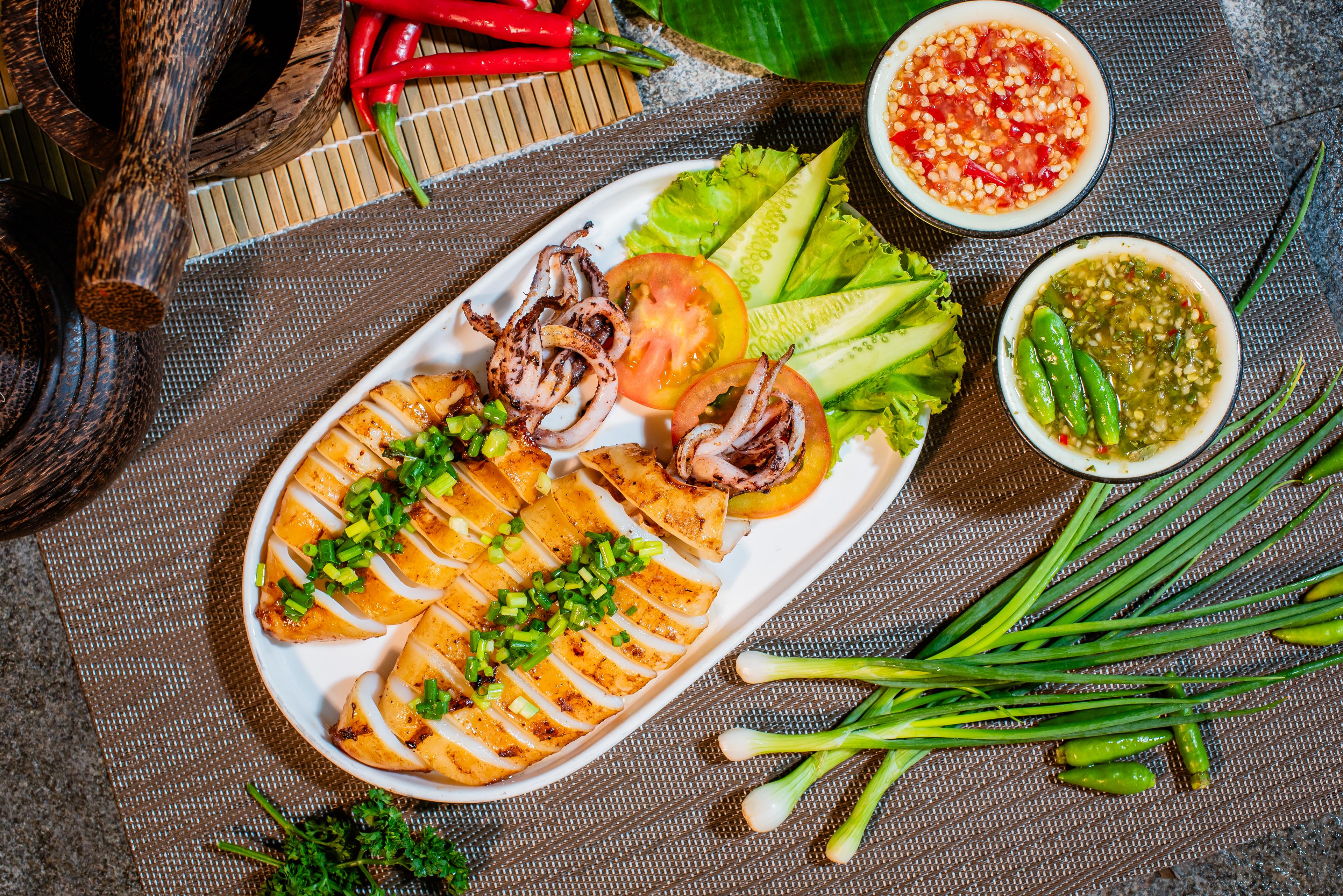 មឹកអាំង Grilled squid with spicy sauce  辣酱烤鱿鱼