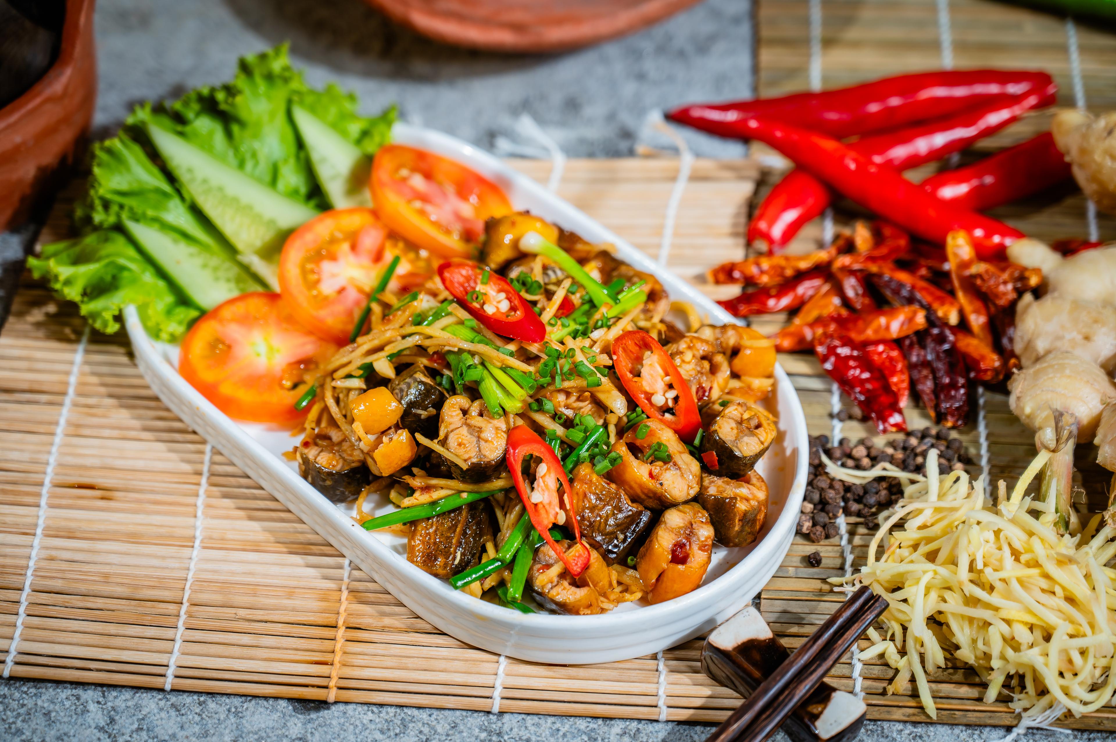 អន្ទង់ឆាខ្ញី Stir fried eel with ginger 姜炒鳗鱼