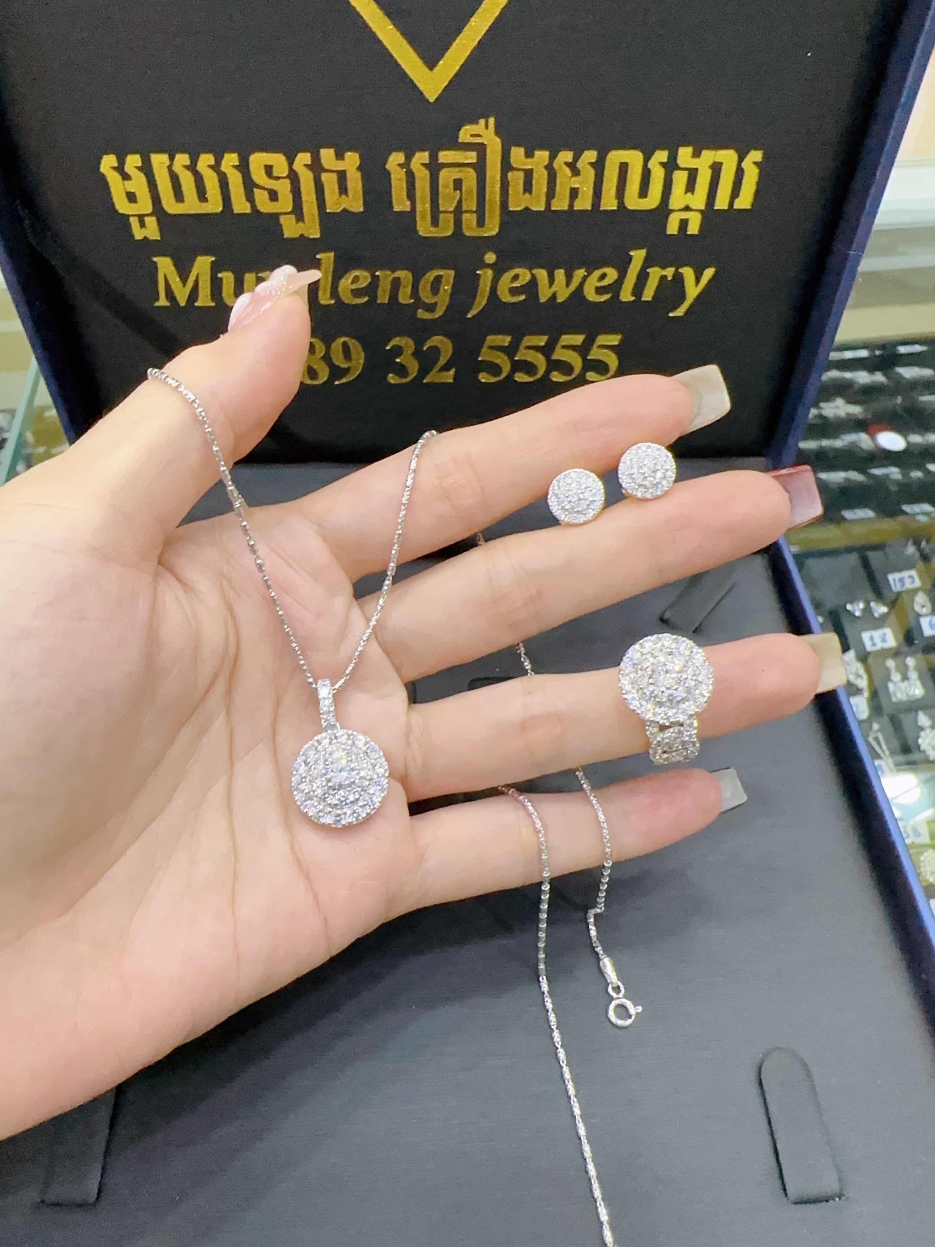 ឈុត