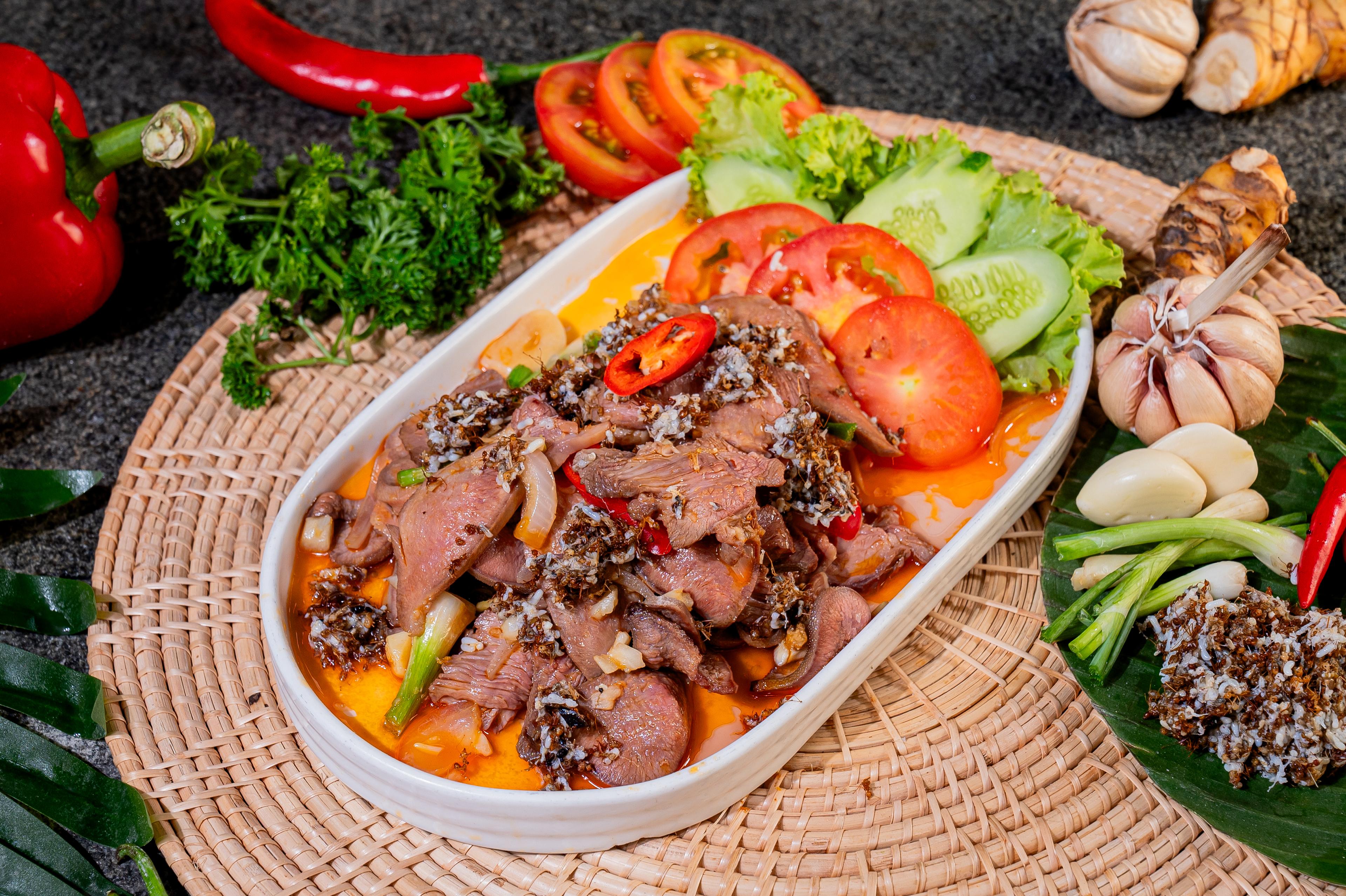 អណ្តាតគោឆាអង្ក្រង Stir fried beef tongues with tree ants 树蚁炒牛舌