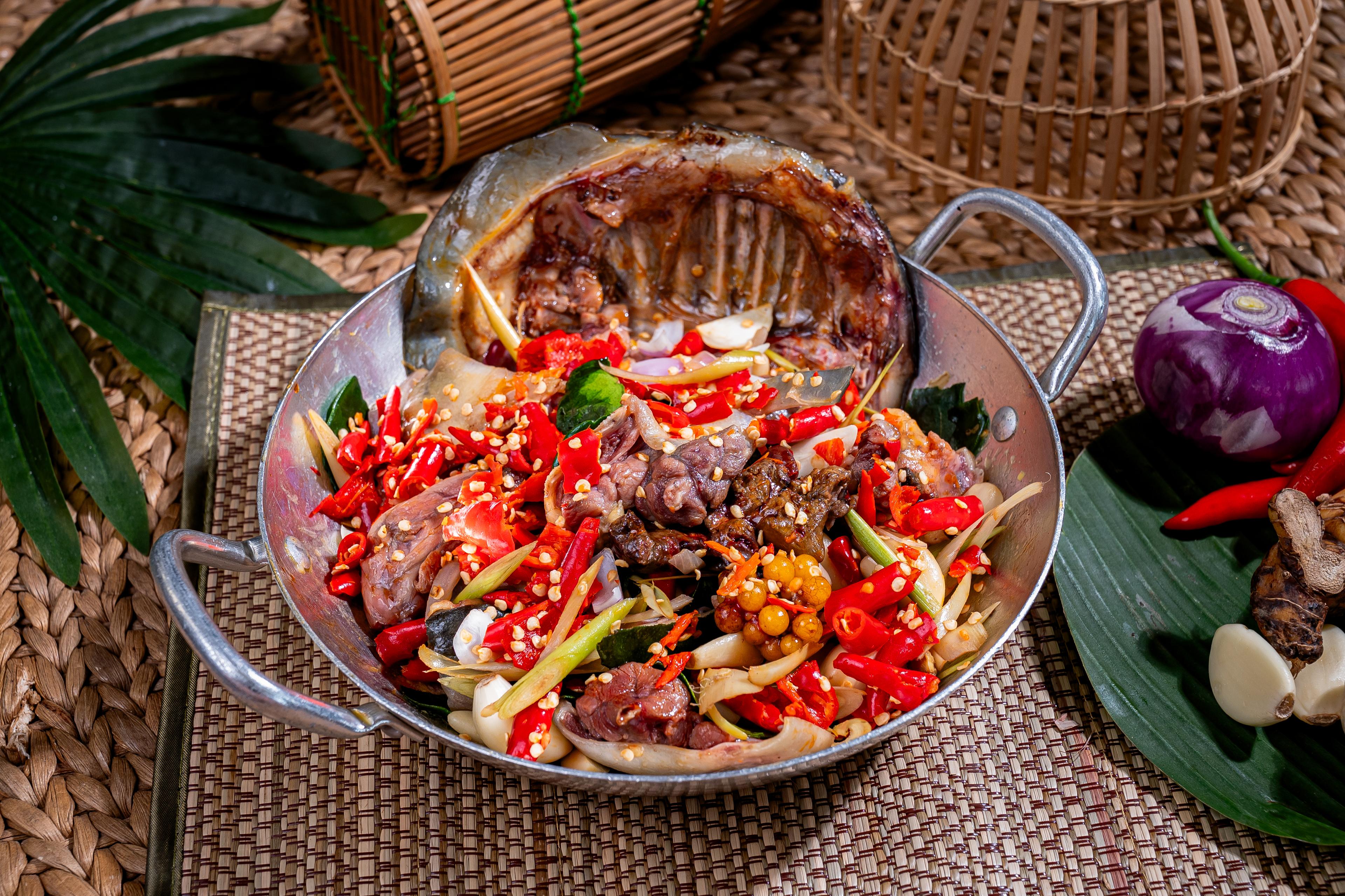 កន្ធាយចំហុយម្ទេស Steamed turtle with chilli & herbs 辣椒和高棉香料蒸甲鱼