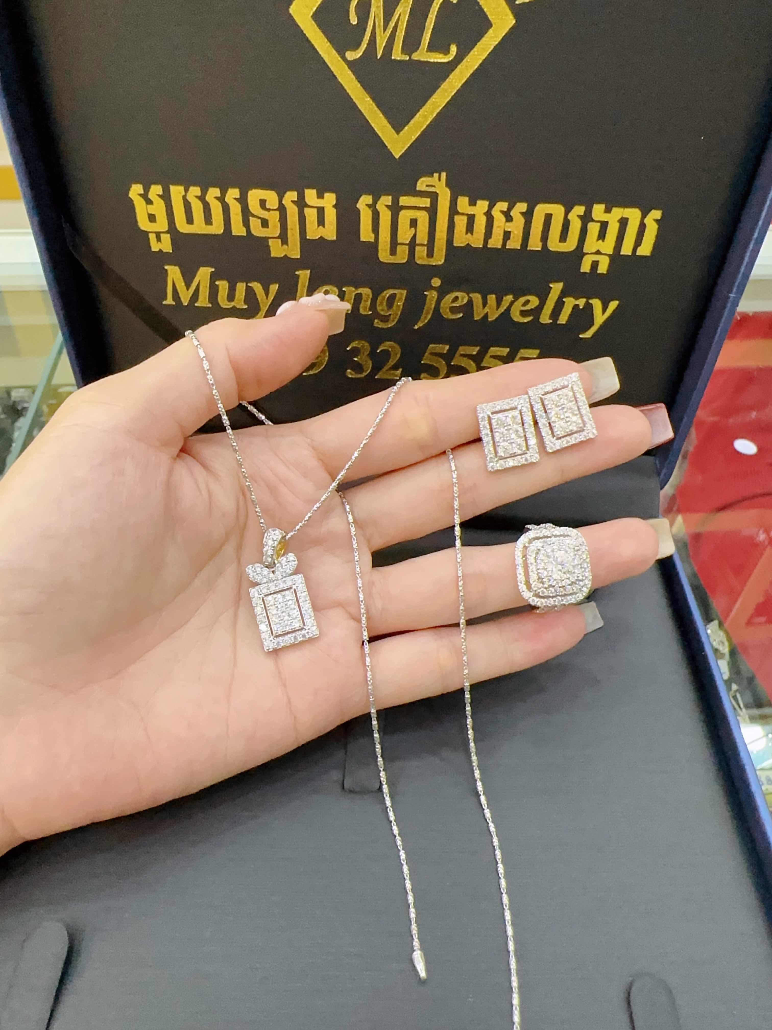 ឈុត