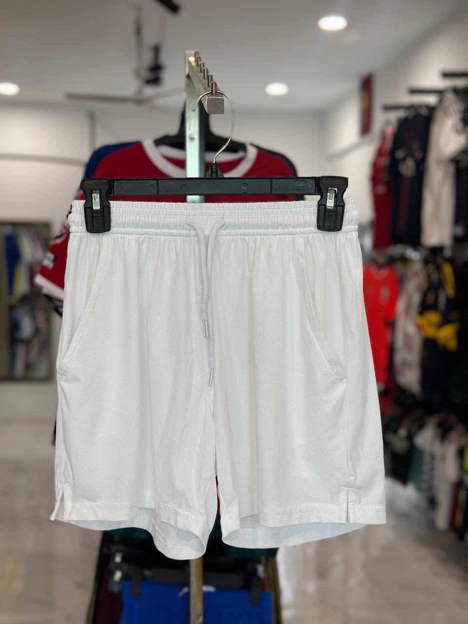 ខោខ្លៅមានហោប៉ៅពណ៍ស
