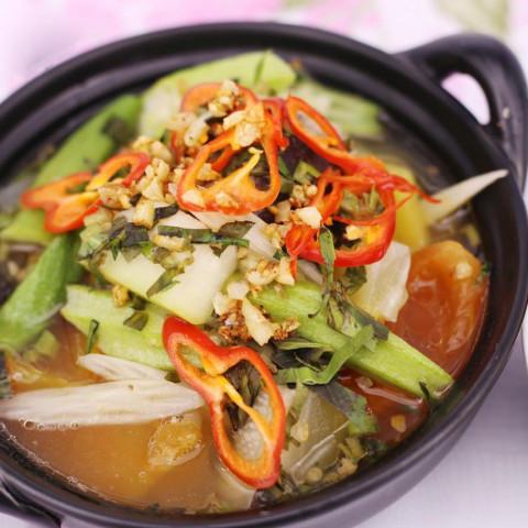 ម្ជូរយួនគ្រឿងសមុទ្រ (Vietnamese Sour Soup with Seafood)