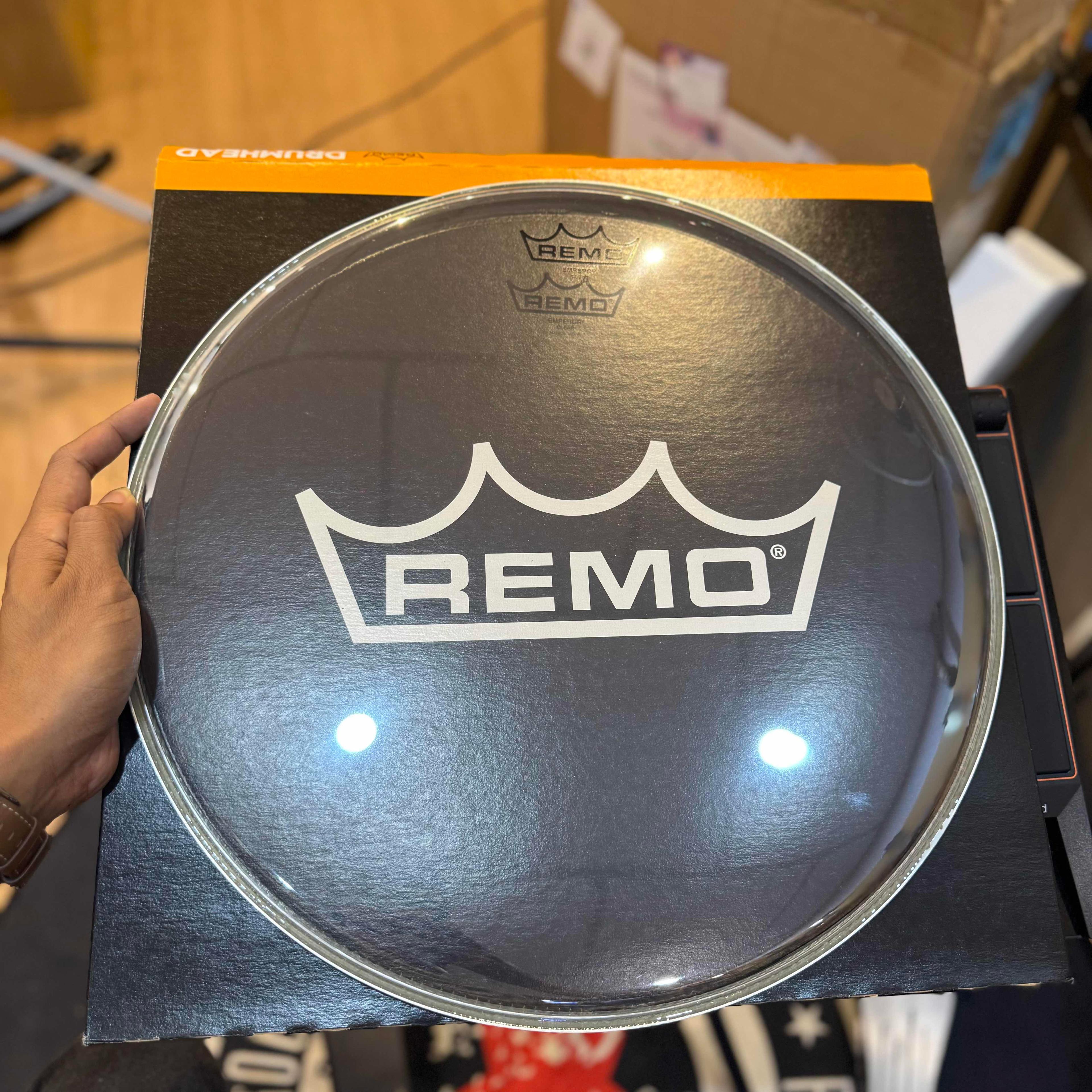 ស្បែកស្នេក្រោម Remo Hazzy 14"