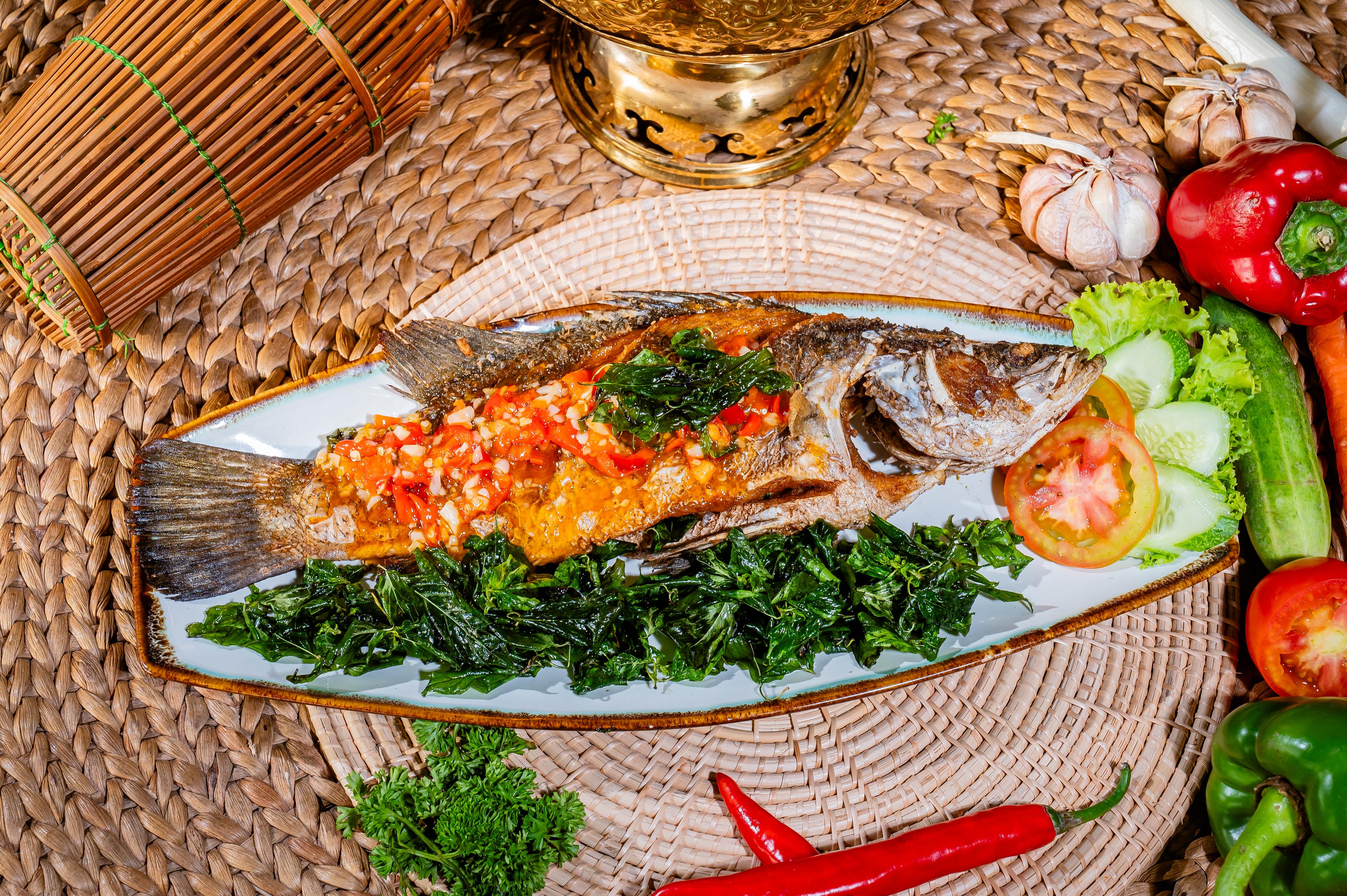 ត្រីឆ្ពុងបំពងបីរសជាតិ Deep fried sea bass with 3kind of sauce 3种鱼露煎鱼