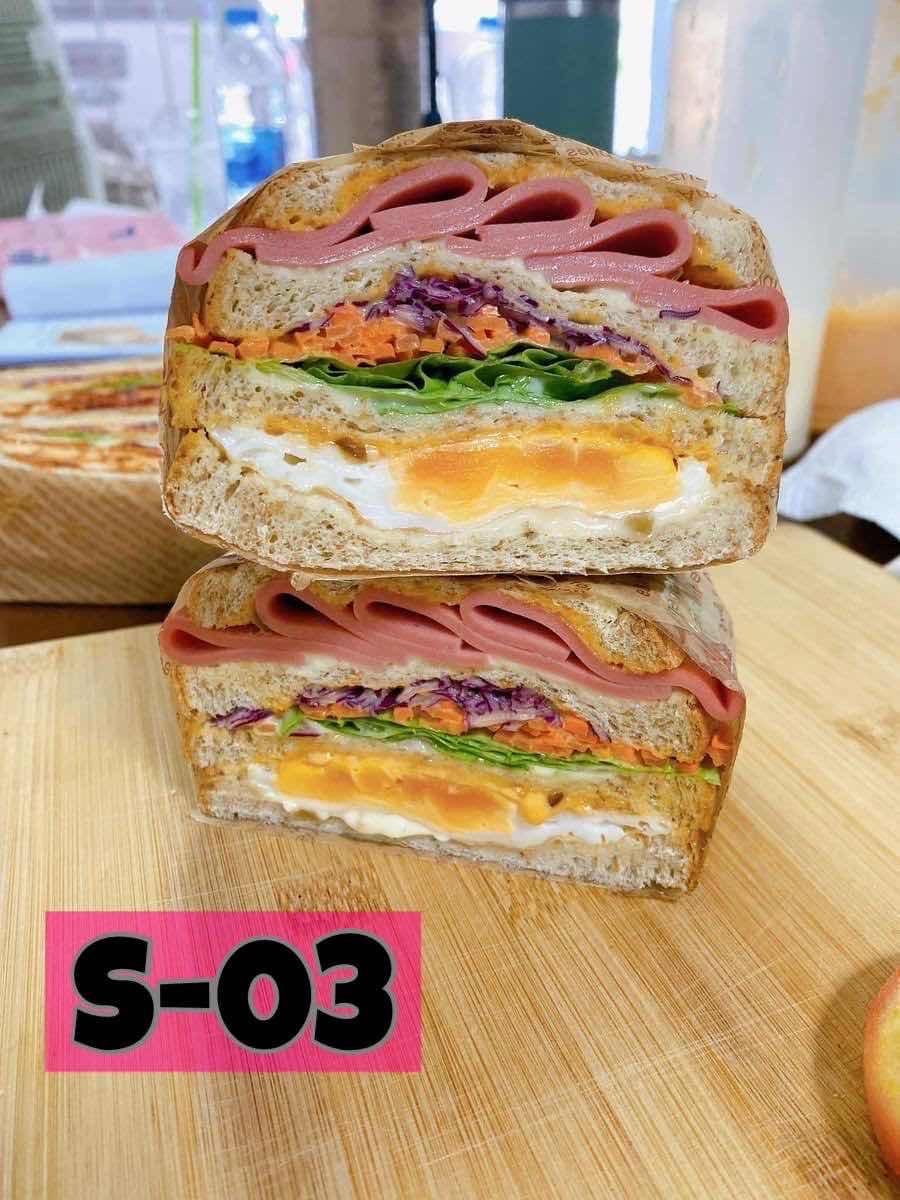 សាំងវិច ប្រហិតសាច់មាត់+ពង/Sandwich Chicken Bologna+Fried egg