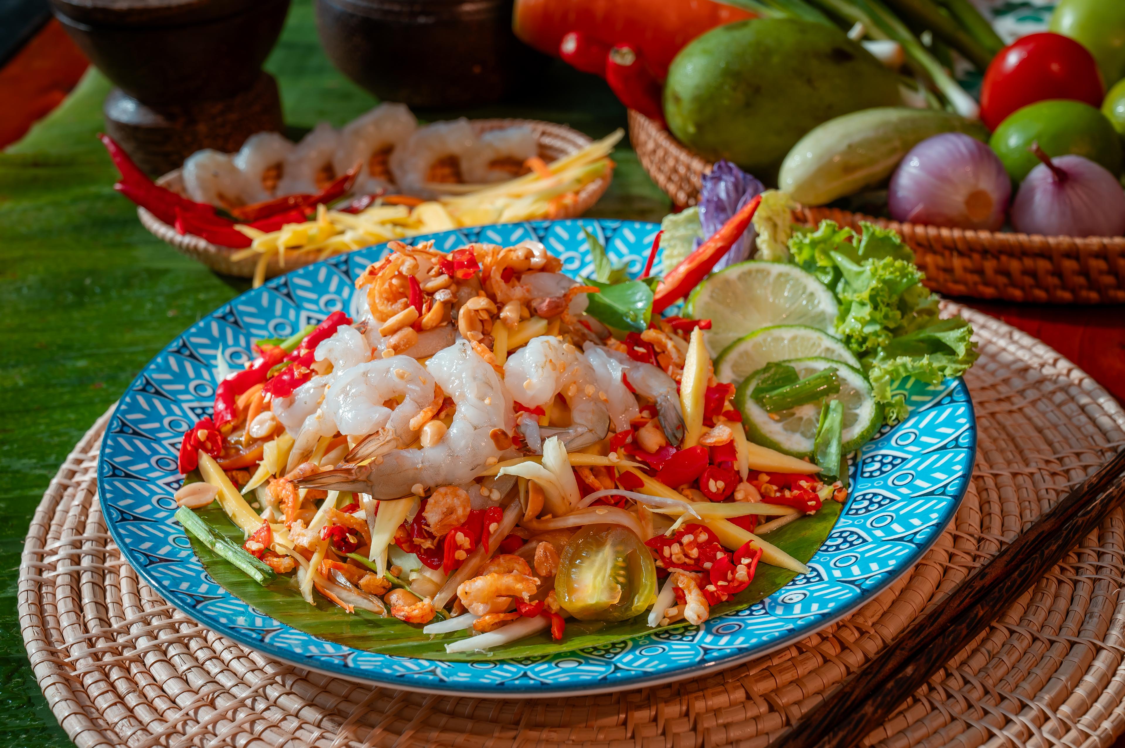 បុកស្វាយខ្ចីបង្គាស្រស់ Mango salad with raw shrimps 芒果生虾沙拉