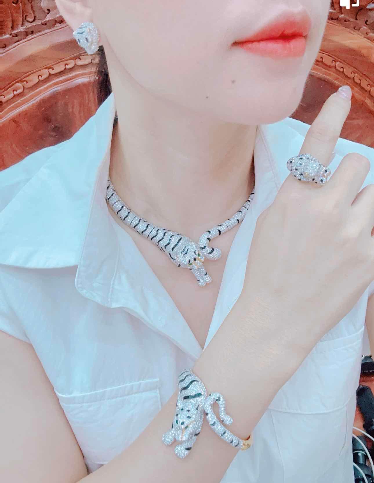 ស្វារេ