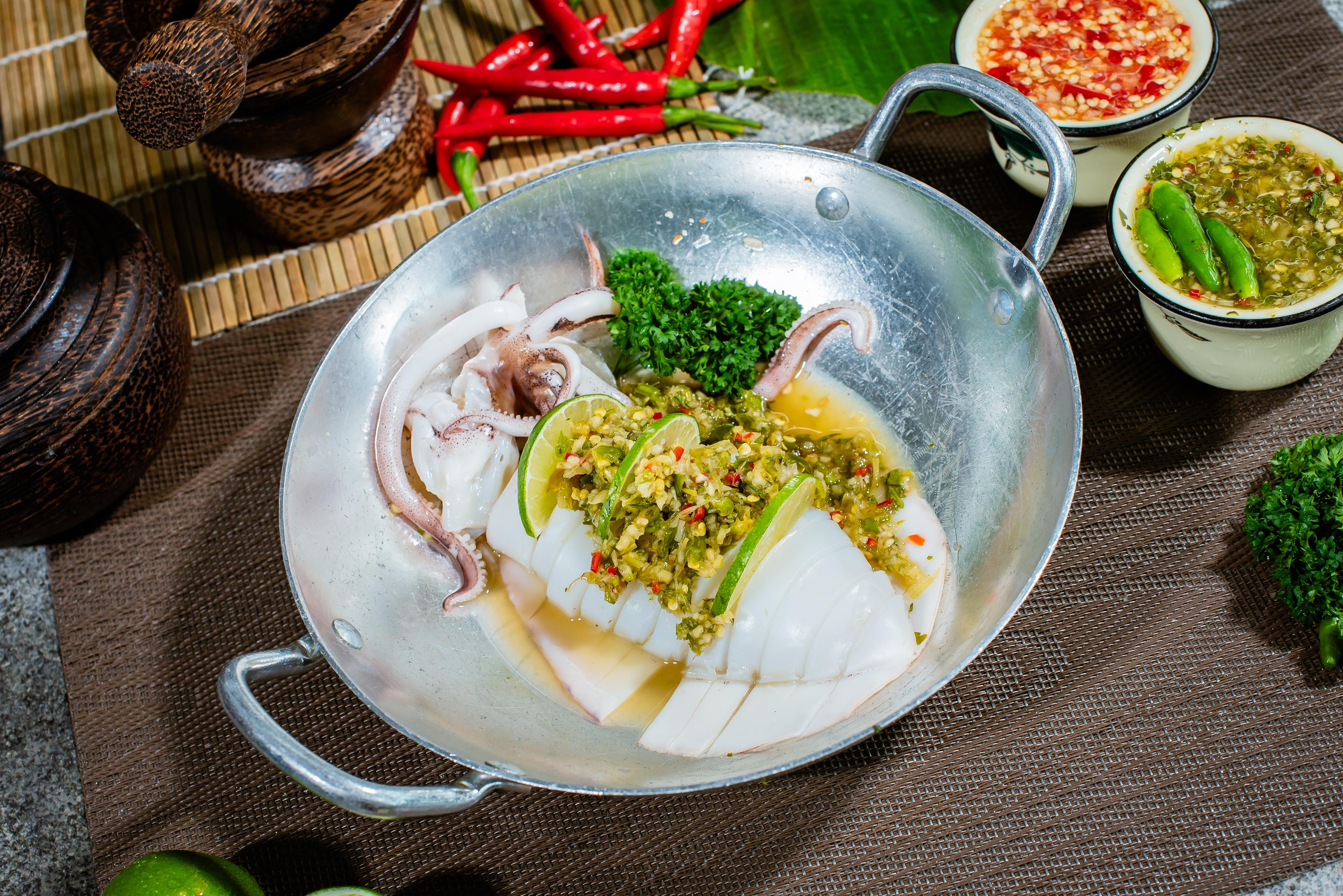 មឹកចំហុយក្រូចឆ្មា Steamed squid with lime sauce 酸橙汁蒸鱿鱼