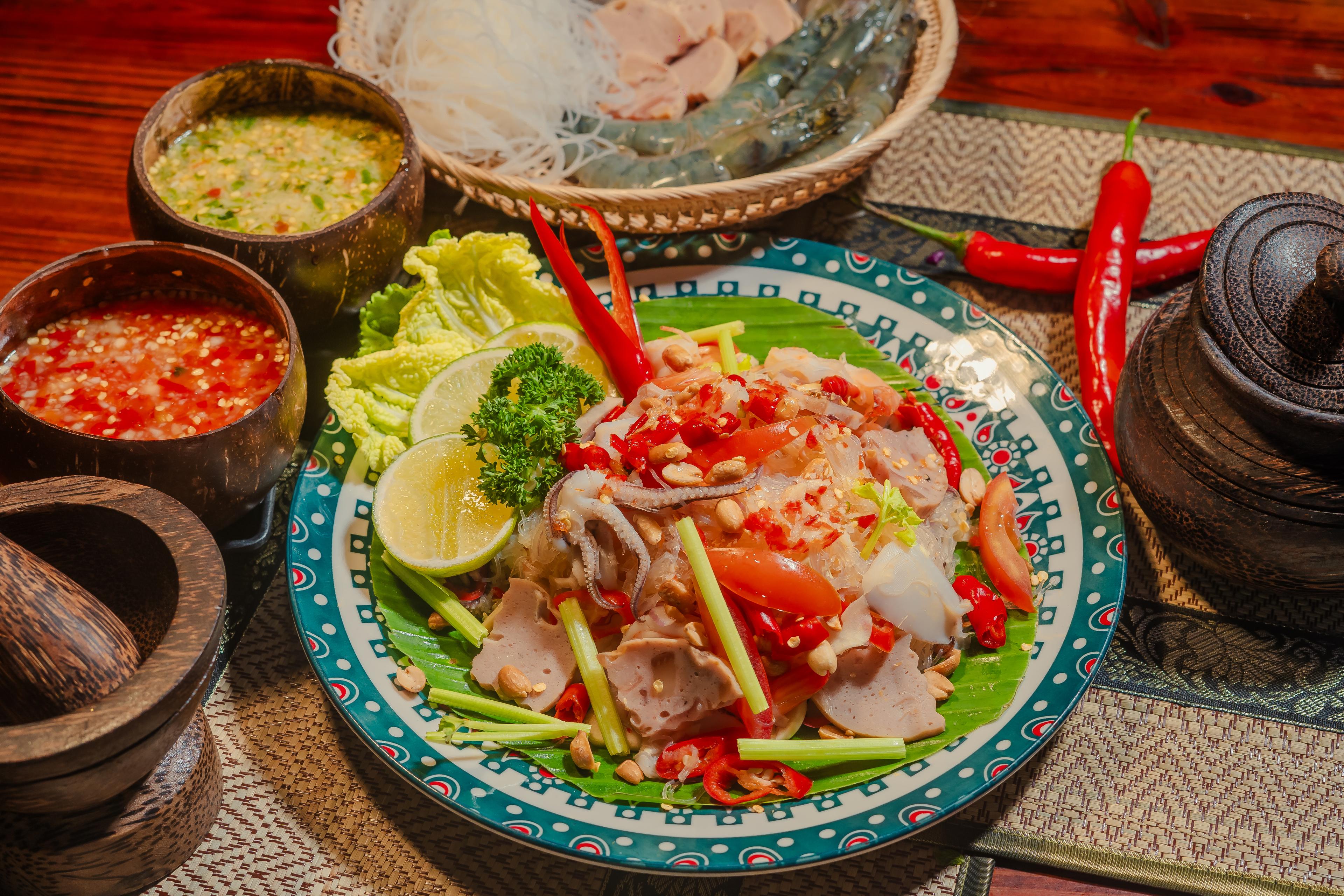 ញាំមីសួរគ្រឿងសមុទ្រ Seafood salad with glass noodle 海鲜沙拉冬粉