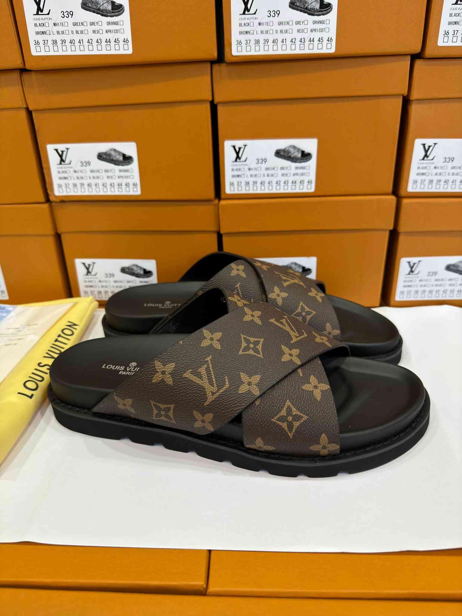 ស្បែកជើង LV