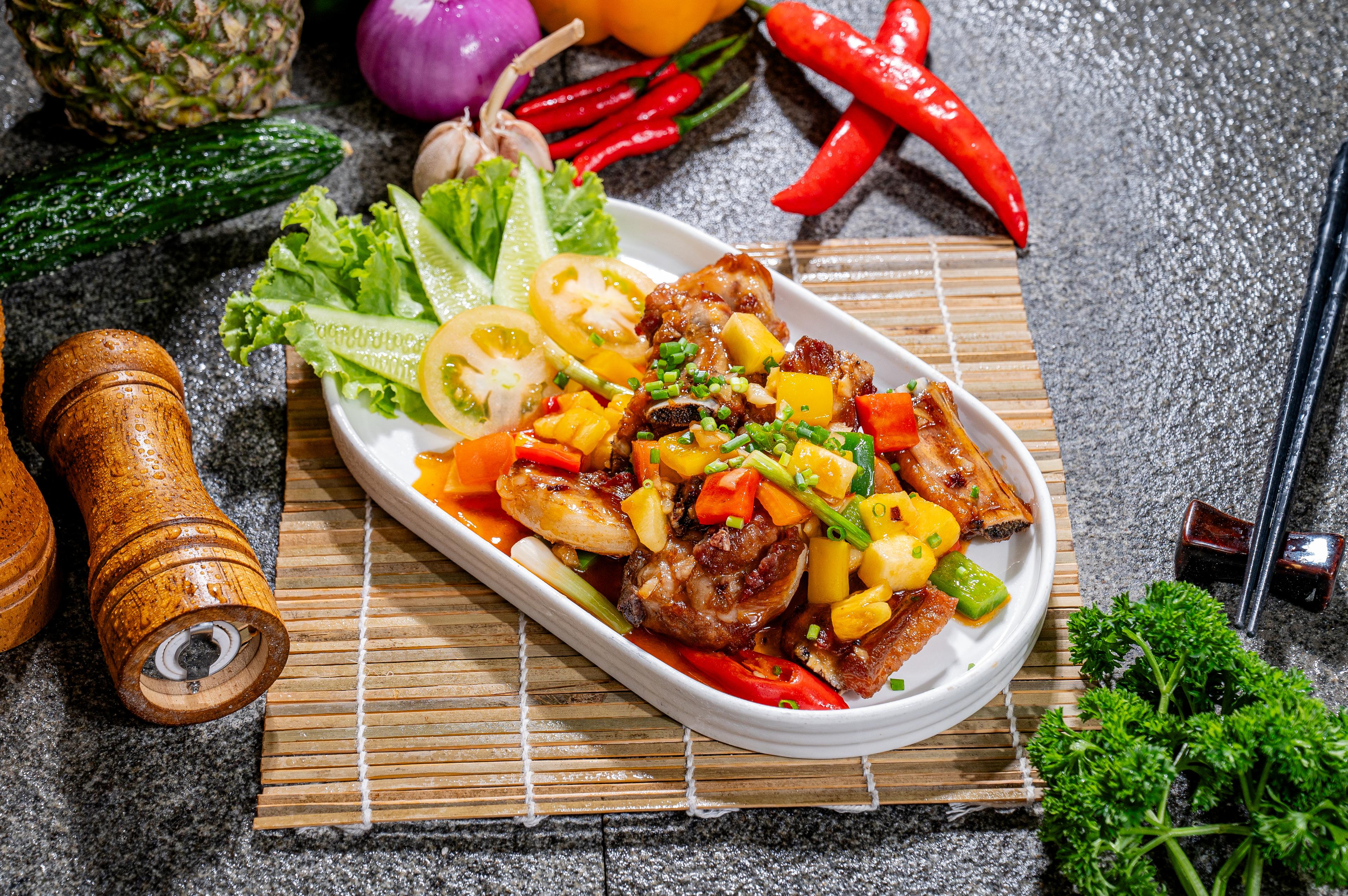 ឆាឆ្អឹងជំនីជូអែម. Stir fried pork ribs with  sweet & sour sauce   糖醋排骨