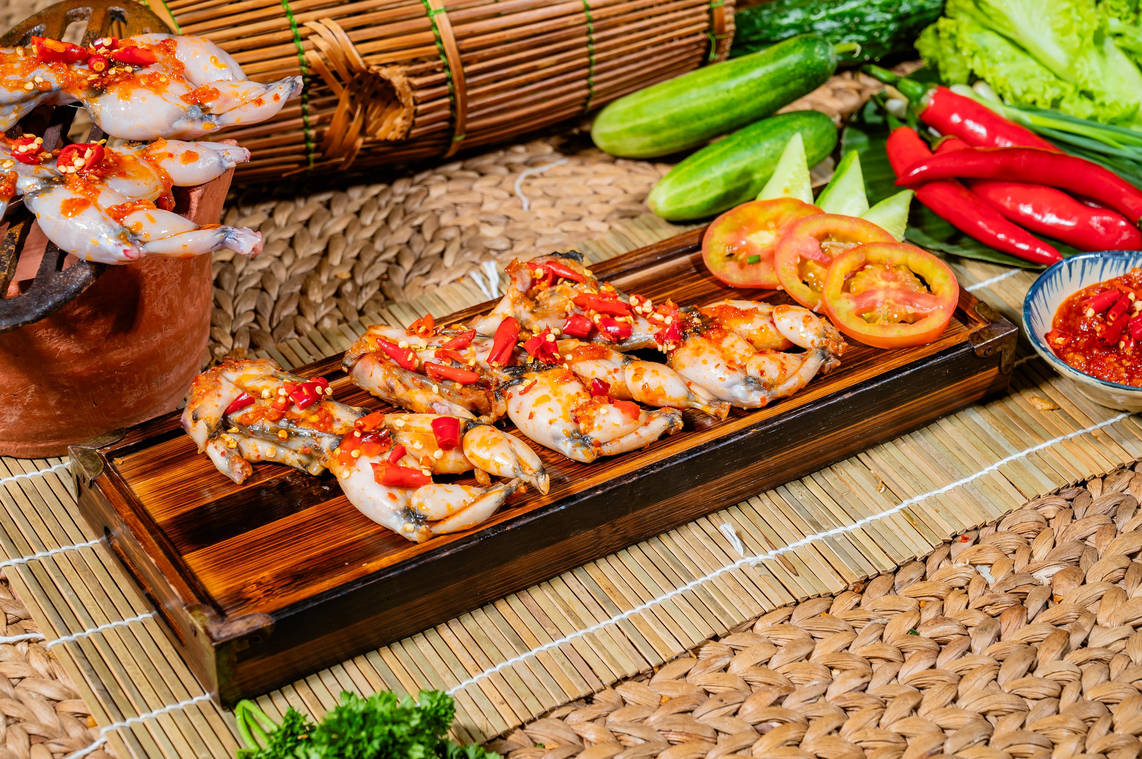 កង្កែបអាំងអំបិលម្ទេស Grilled marinated spicy frog 辣咸烤田鸡
