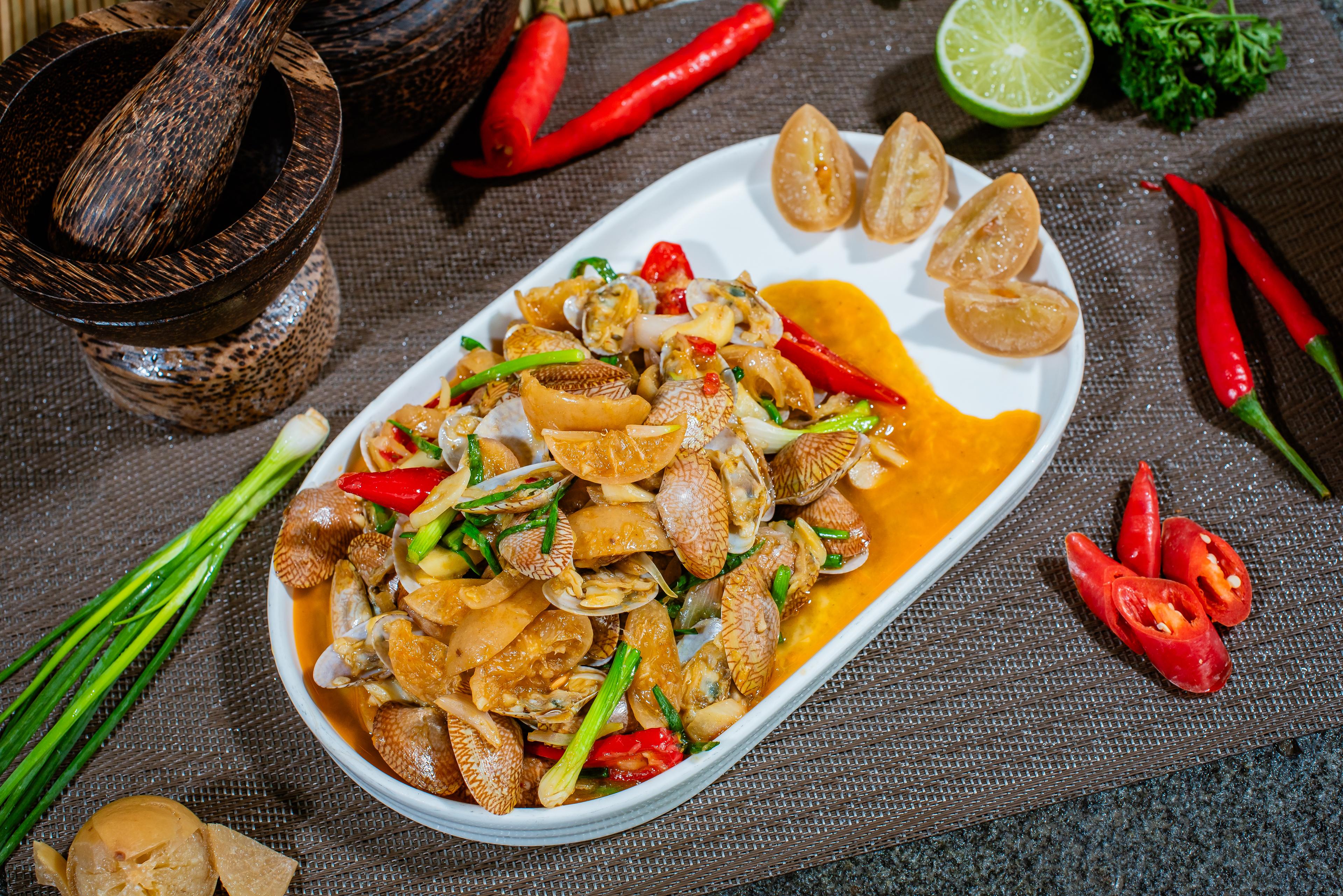 ខ្យងហូលឆាង៉ំាង៉ូវ Stir fried white clam with lime pickled 咸石灰炒白蛤