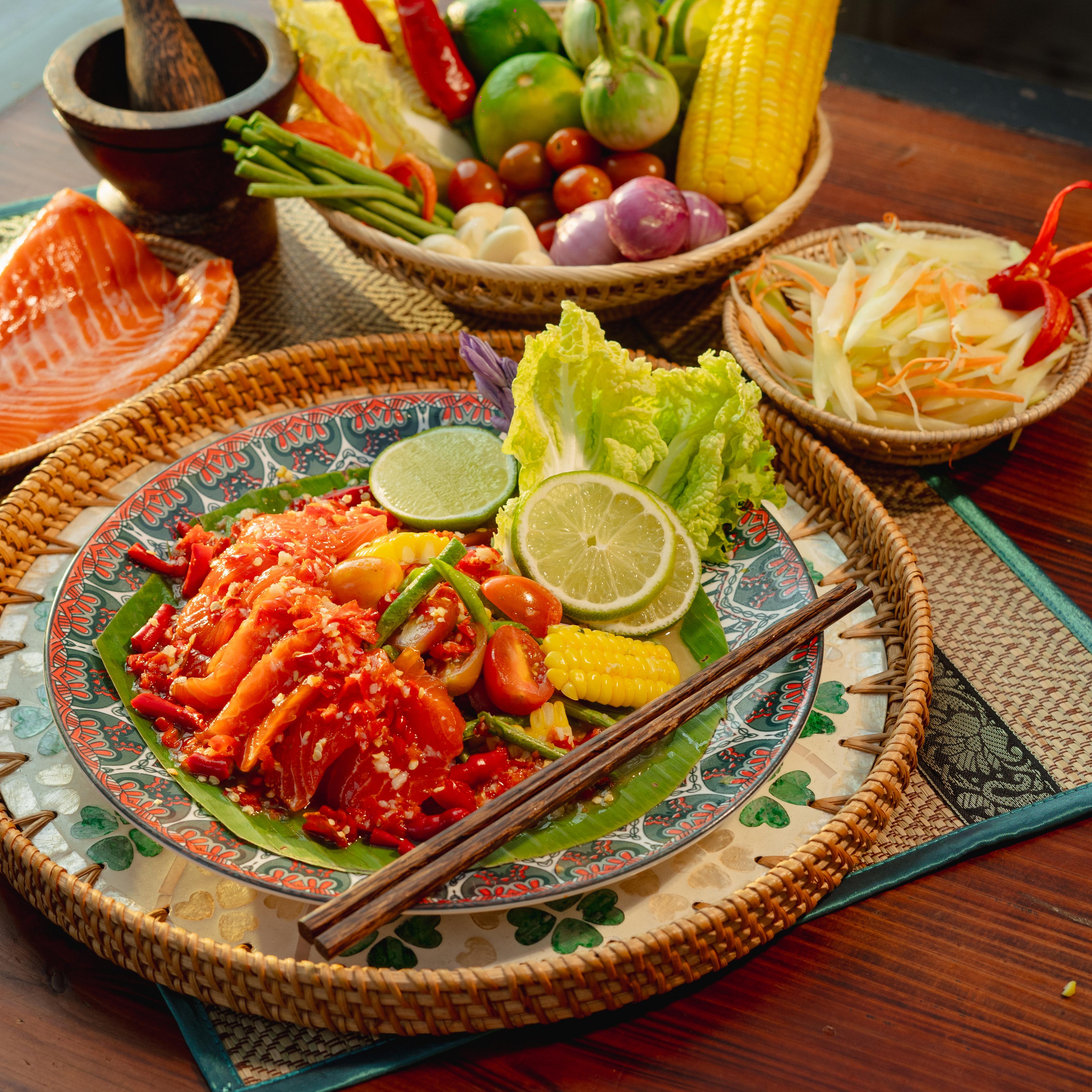 បុងល្ហុងត្រីសាលម៉ុន Papaya salad with fresh salmon 木瓜沙拉配新鲜三文鱼