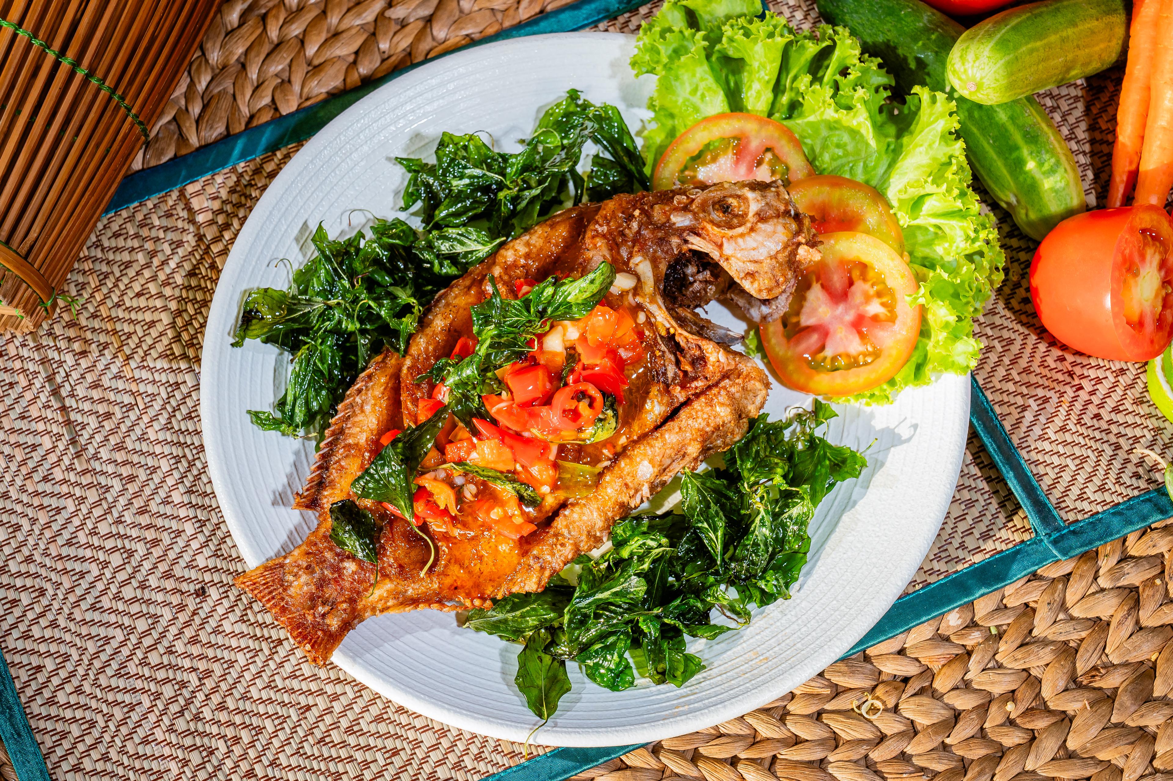 ត្រីក្រហមបំពងបីរសជាតិ Deep fried tilapia with 3kind of sauce 三酱煎鱼