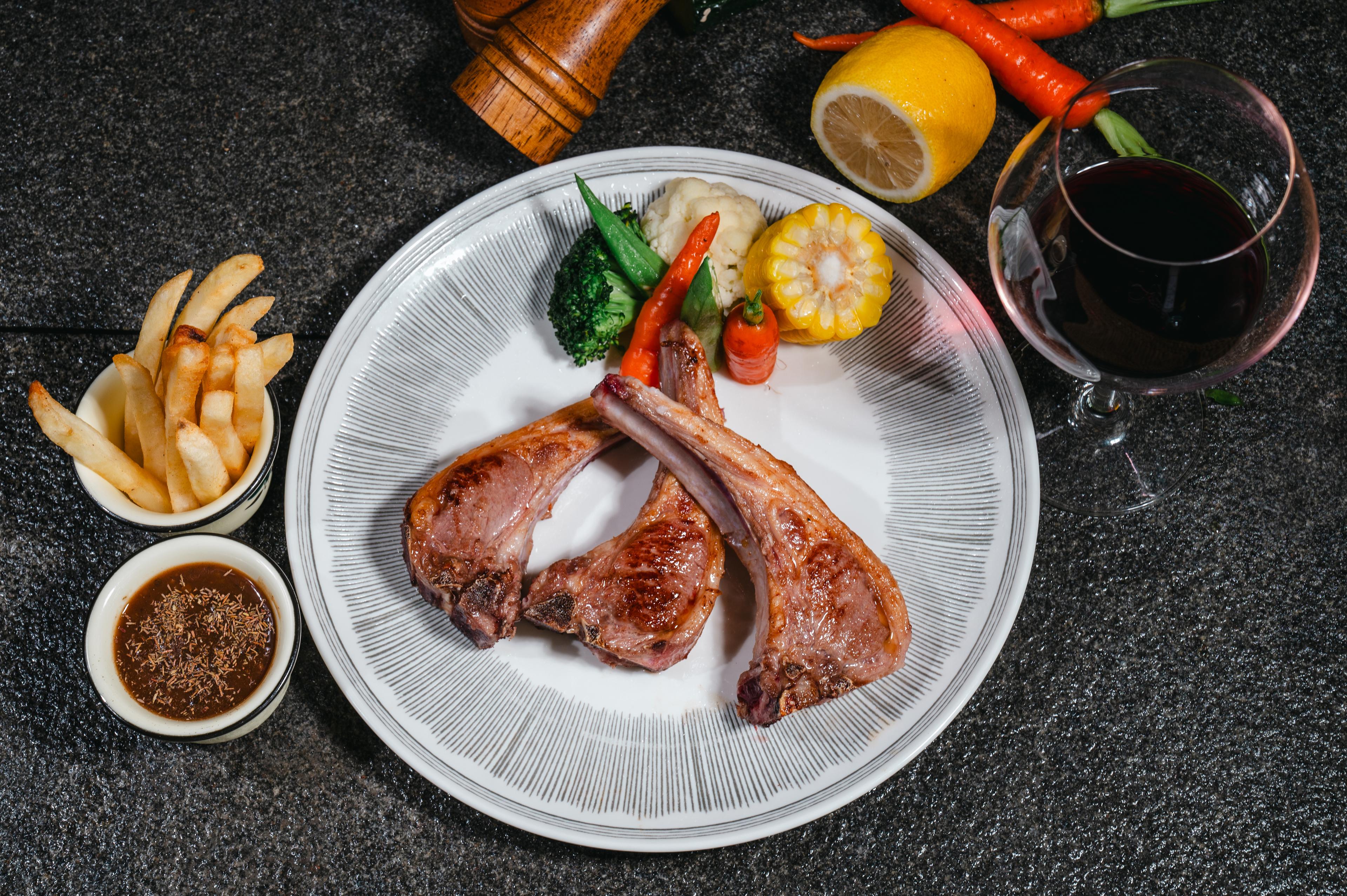 ឆ្អឹងជំនីចៀមអាំង Grilled lamb chops 烤羊排