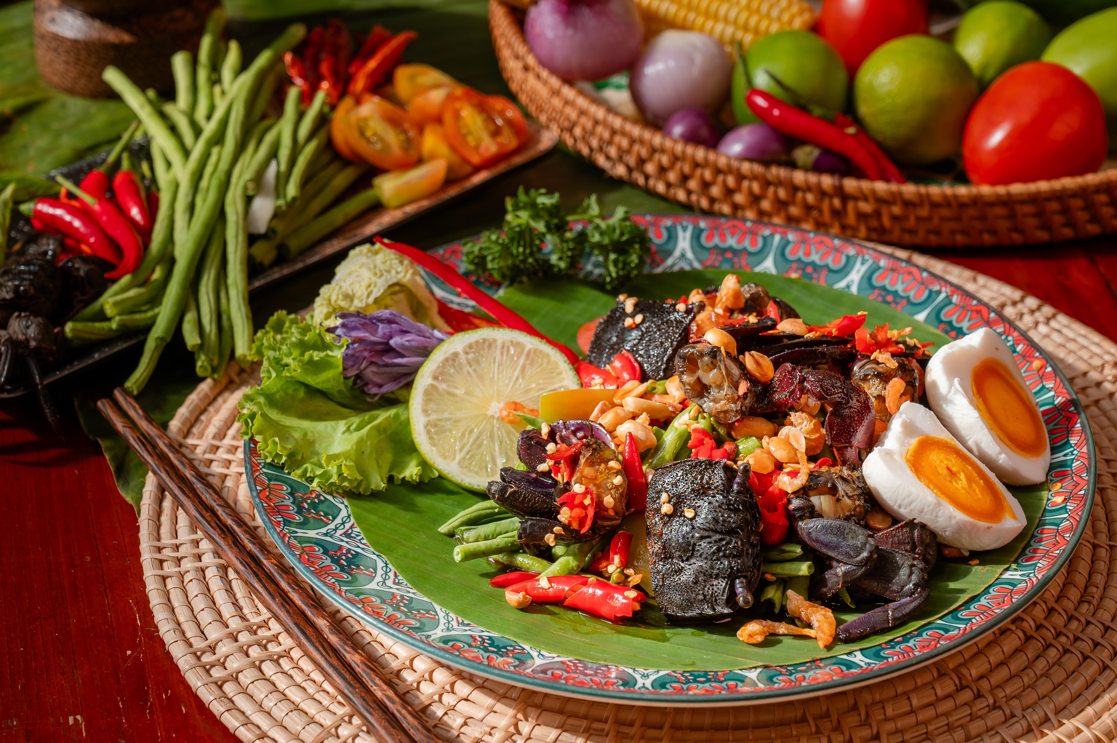 បុកសណ្តែកគួរក្តាមប្រៃ Spicy long bean salad with salty crab 辣长豆沙拉配咸蟹