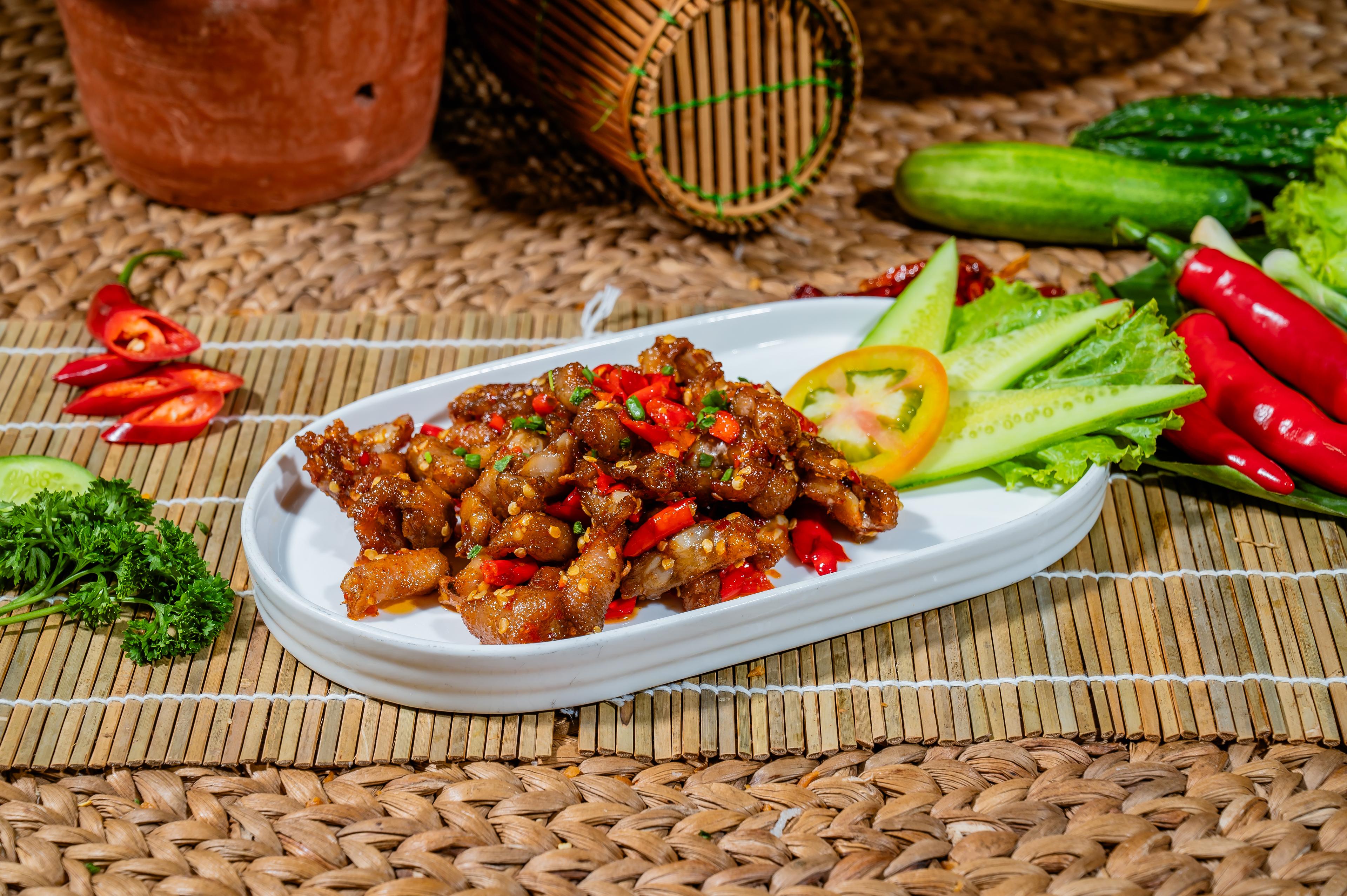 សសៃកែងមាន់លីងអំបិលម្ទេស Spicy fried chicken elbows 咸辣炸鸡膝
