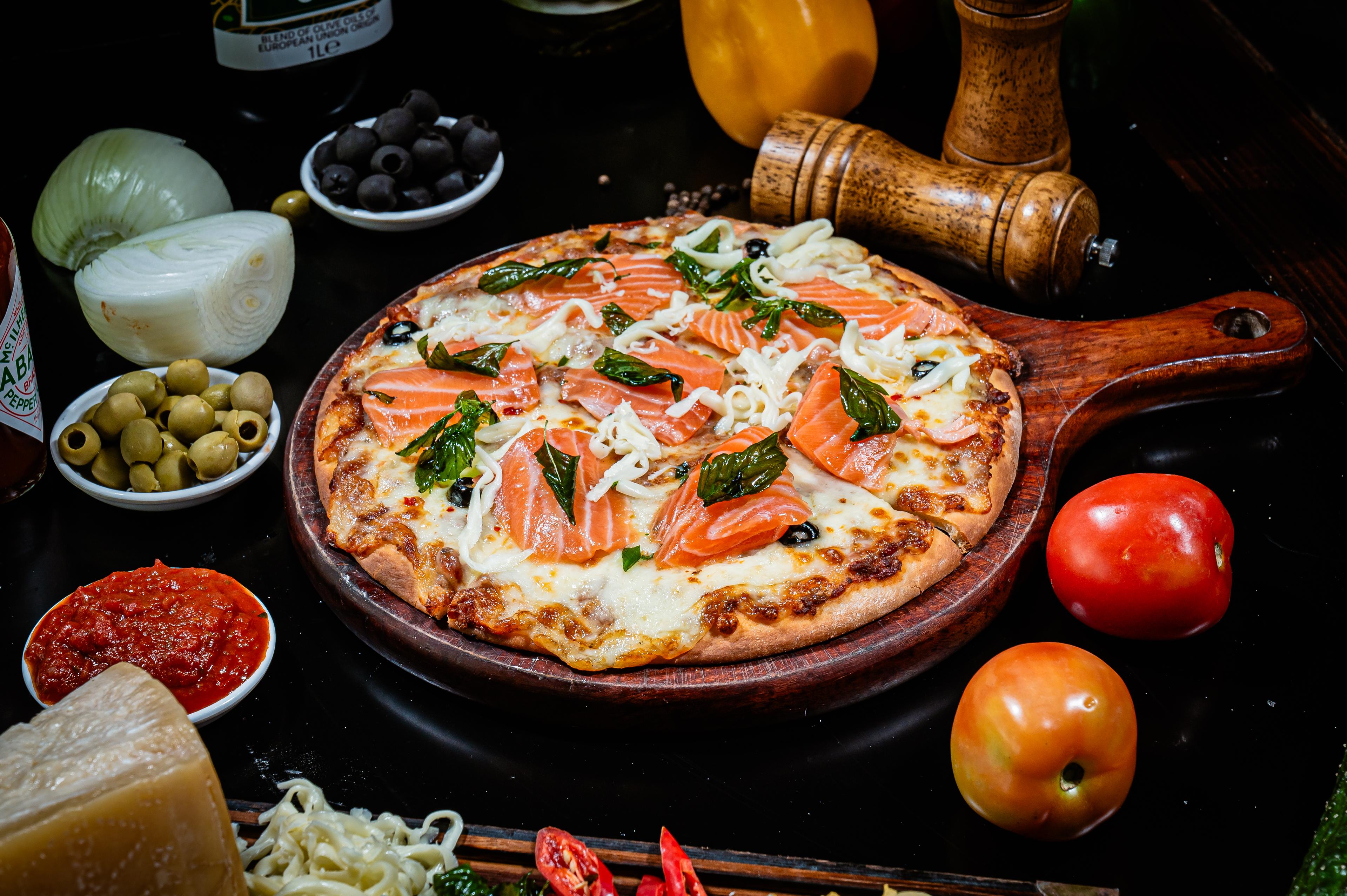 ភីហ្សាត្រីសាលម៉ុន Salmon pizza 三文鱼披萨