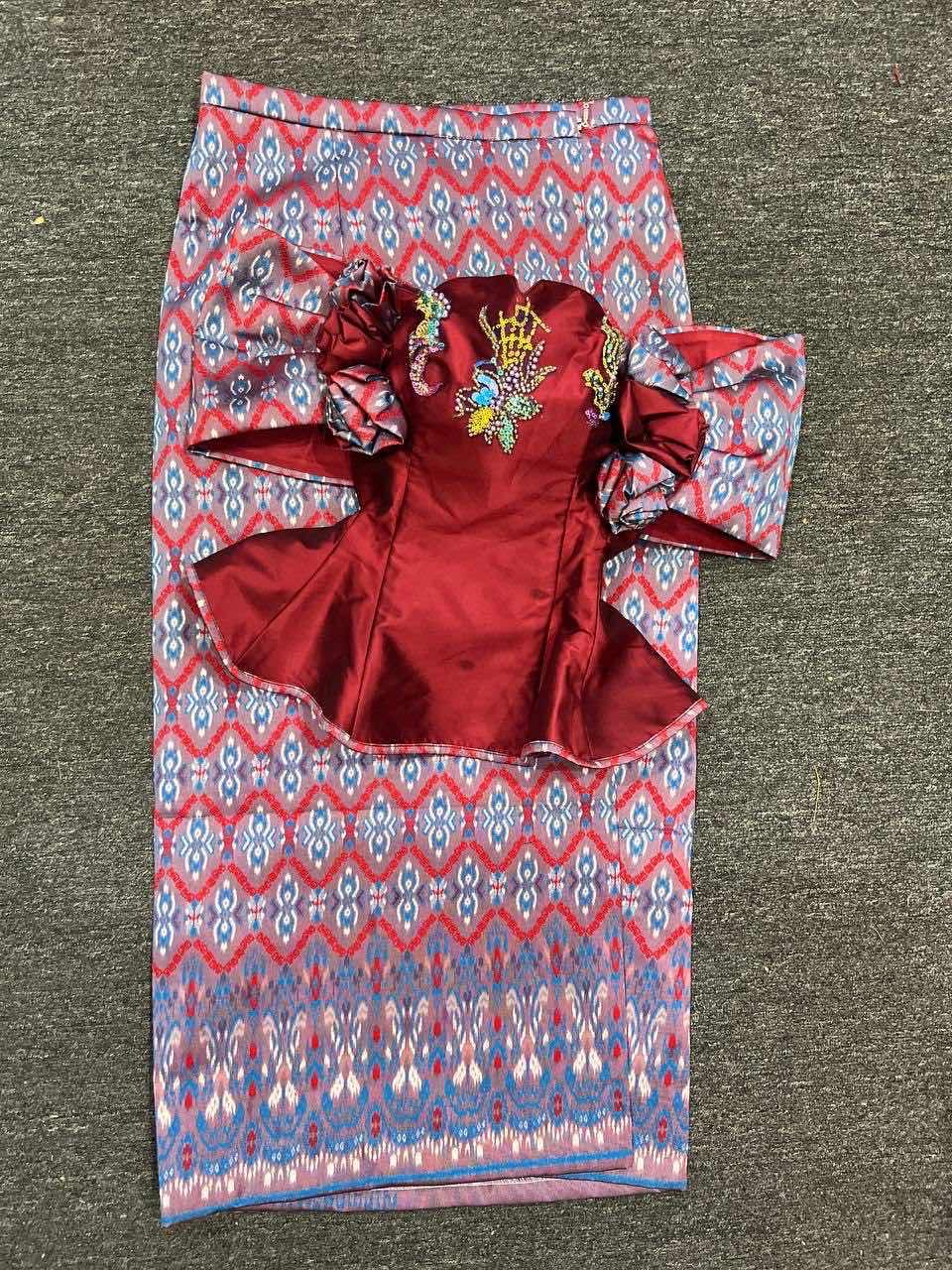 ឈុតហូលពណ៌ក្រហម