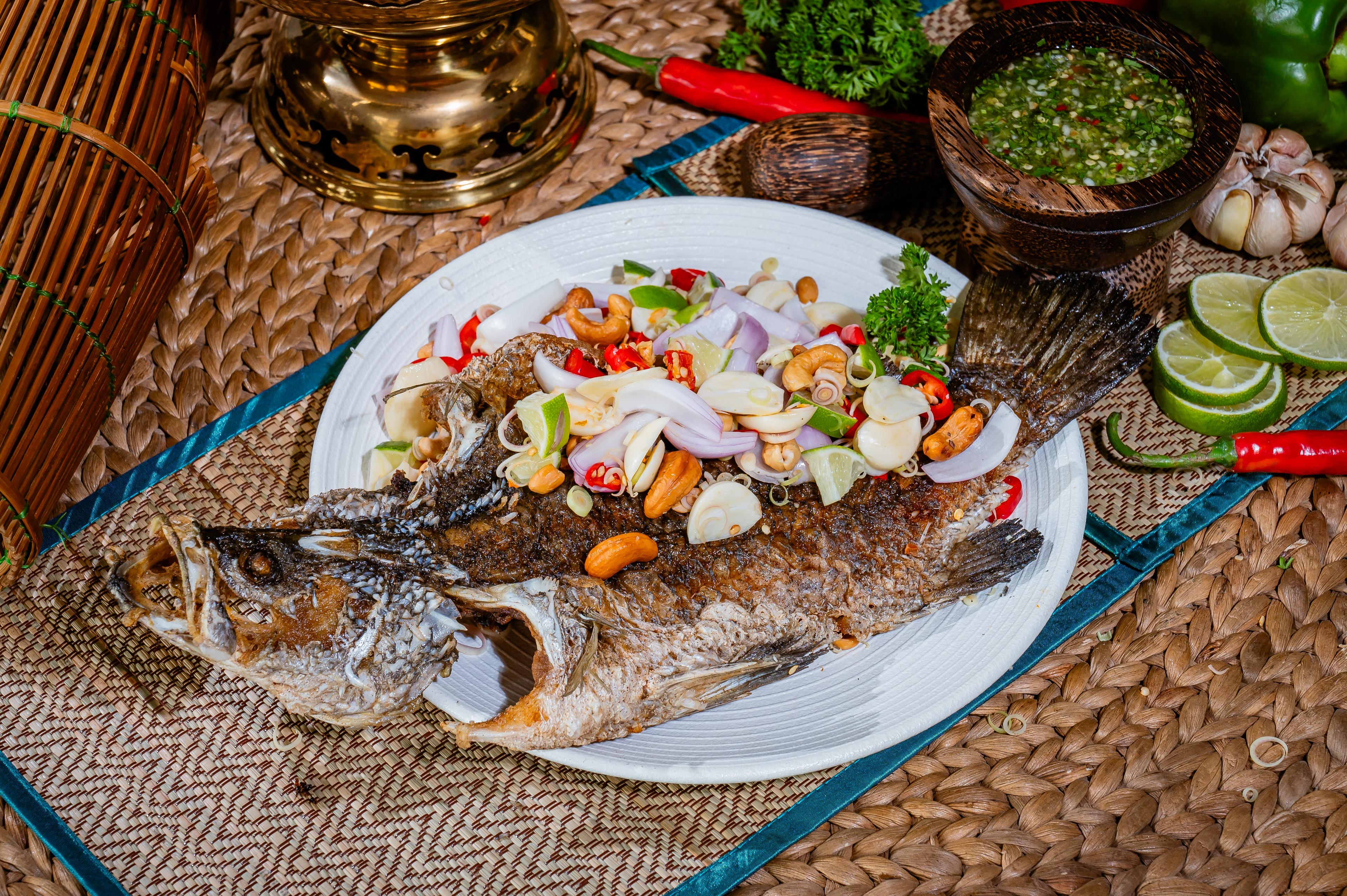 ត្រីឆ្ពុងបំពងទ្រង់គ្រឿង Deep fried sea bass with mixed herbs 高棉食材煎鱼
