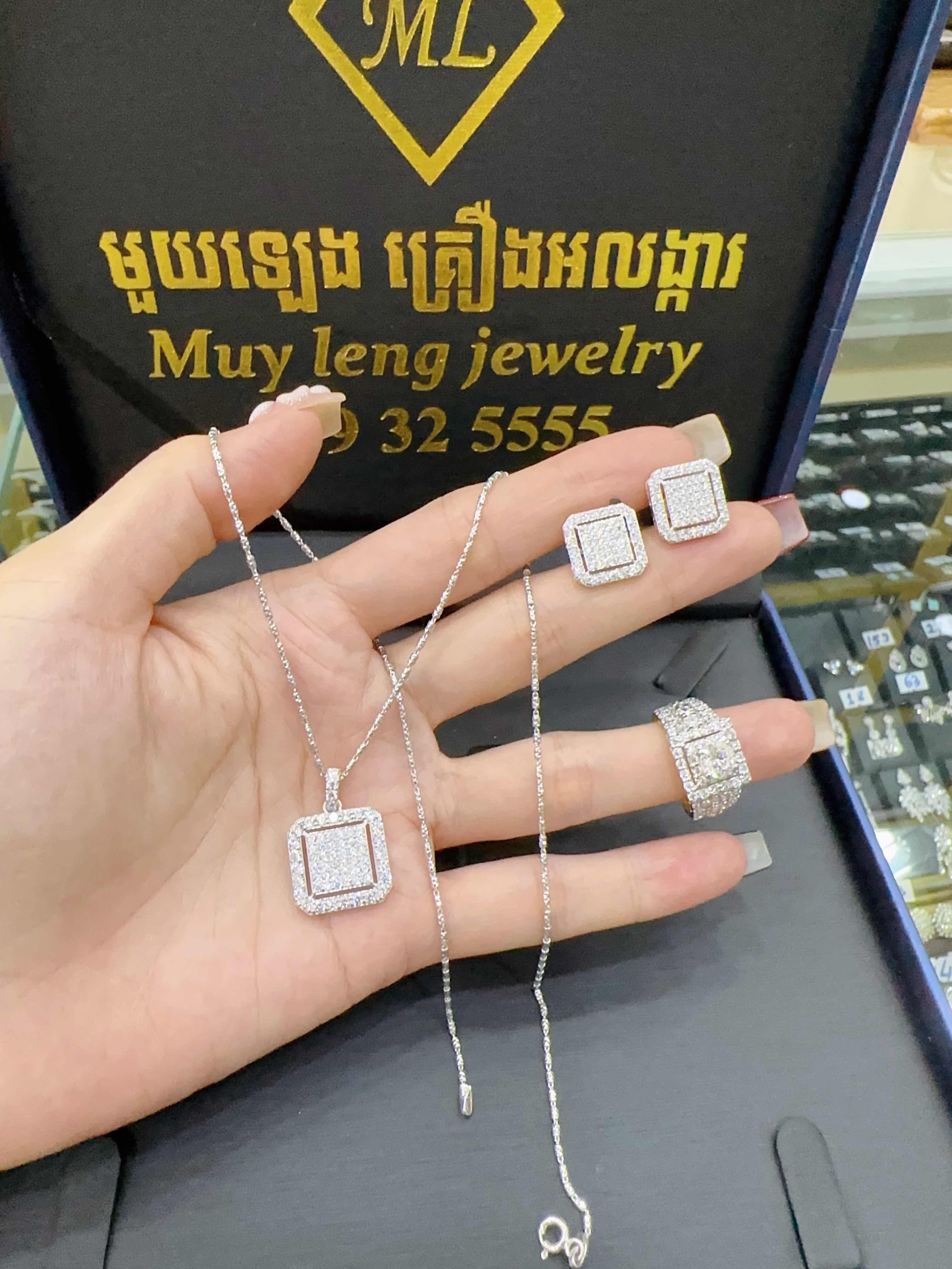 ឈុត