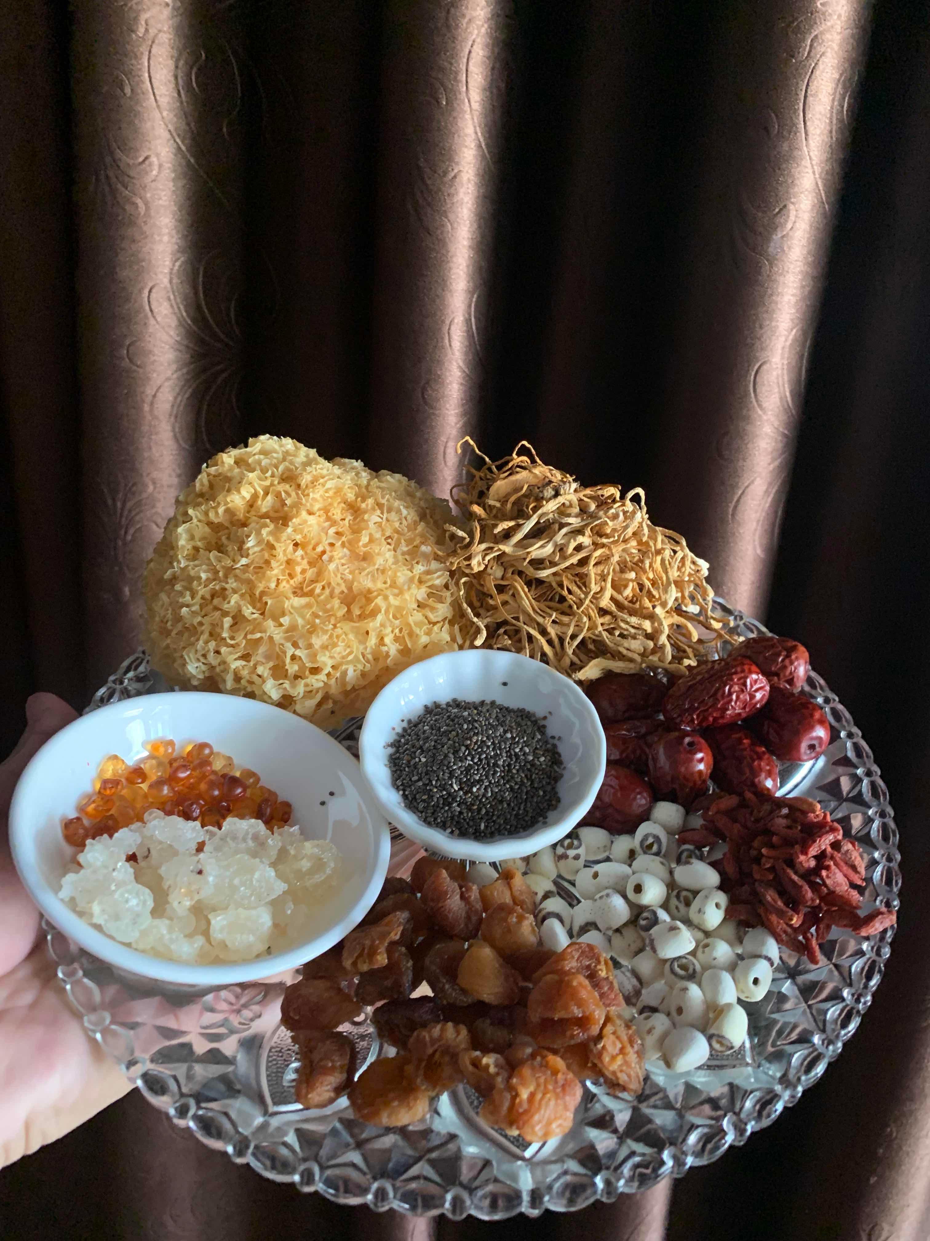 ព្រិល​ត្រចៀកកាំ​ និង​ ទឹកមៀន