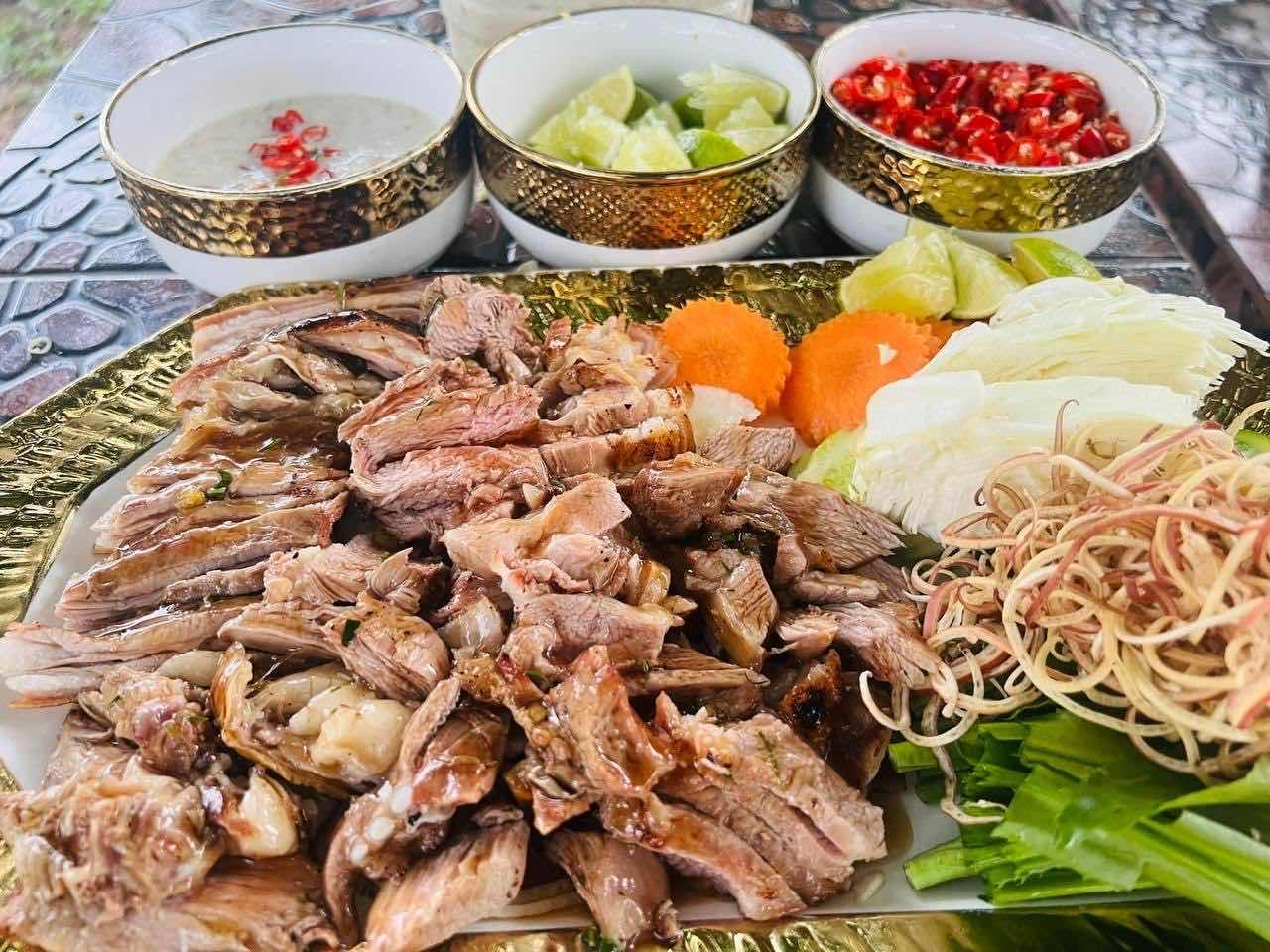 សាច់ពពែអាំងទឹកប្រហុក ឬ ទឹក កាពិ