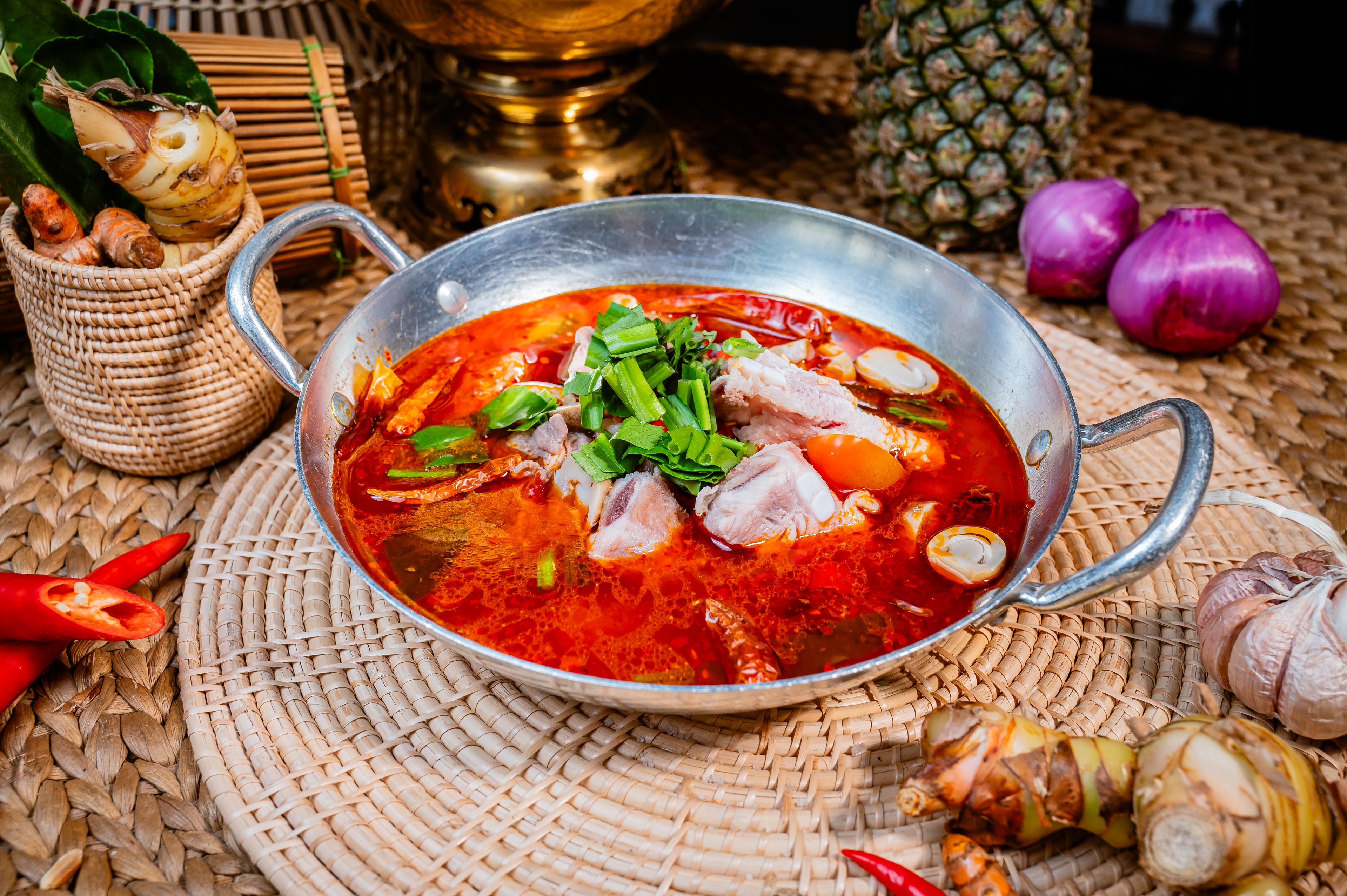តុំយុំាឆ្អឹងជំនីជ្រូក Pork ribs tom yum soup 排骨冬阴功汤