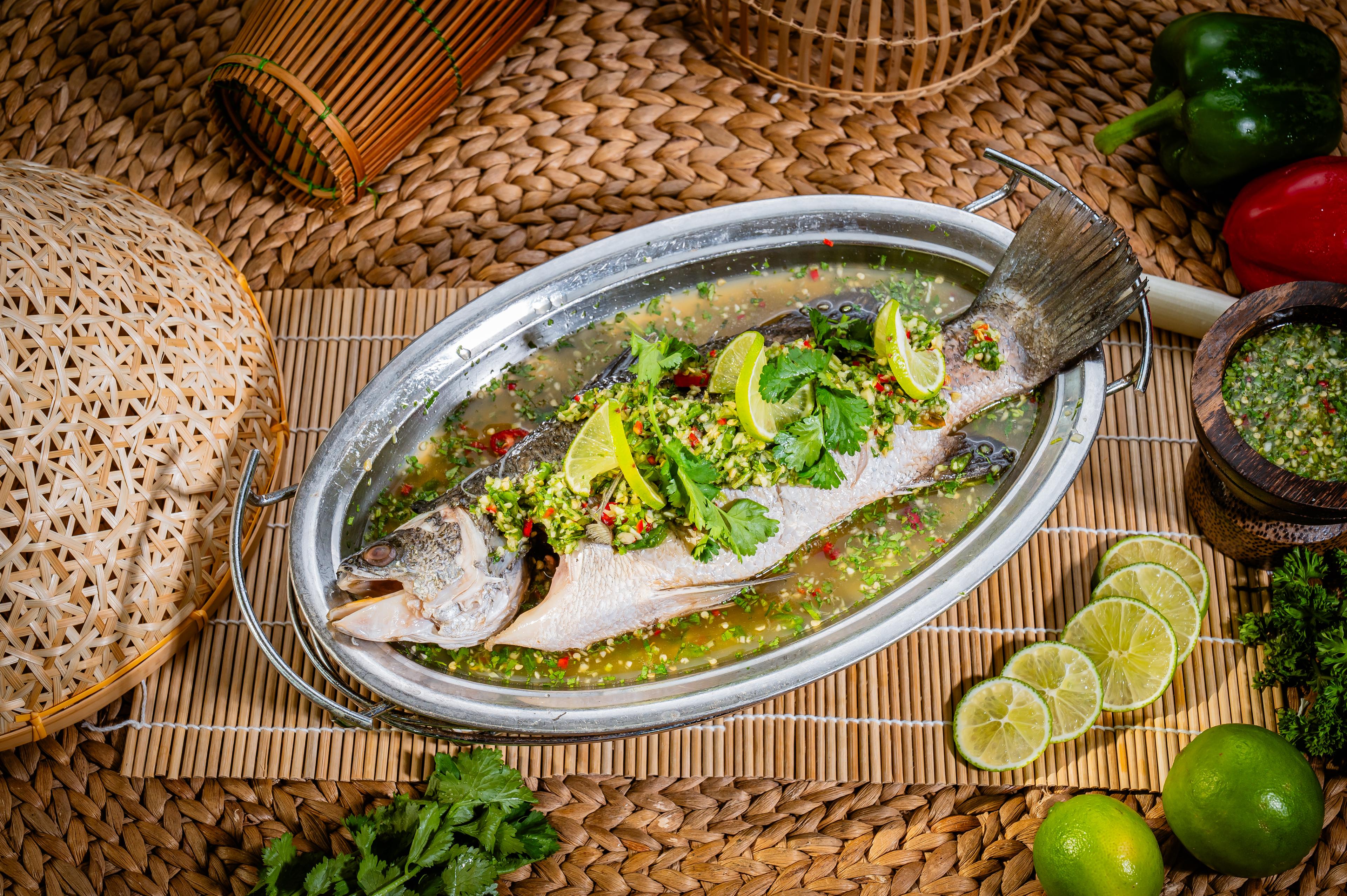 ត្រីឆ្ពុងចំហុយក្រូចឆ្មា Steamed sea bass with  lime  sauce  柠檬汁蒸鱼