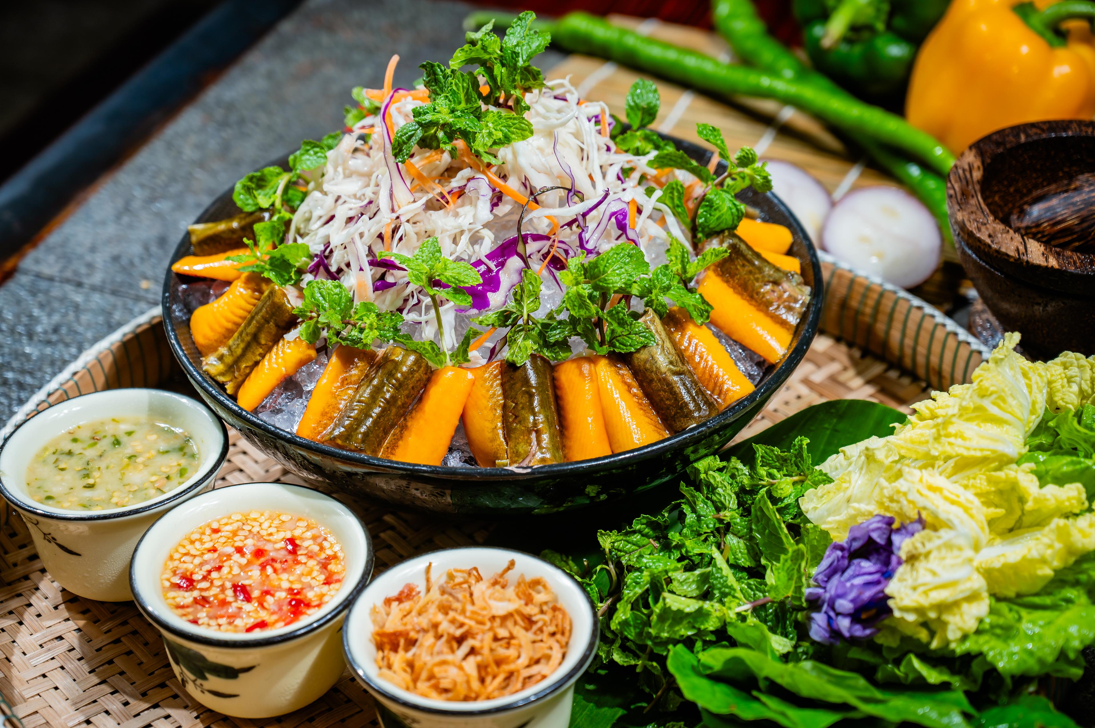 អន្ទង់ត្រជាក់ Chilled eel with spicy sauce 冷鳗鱼