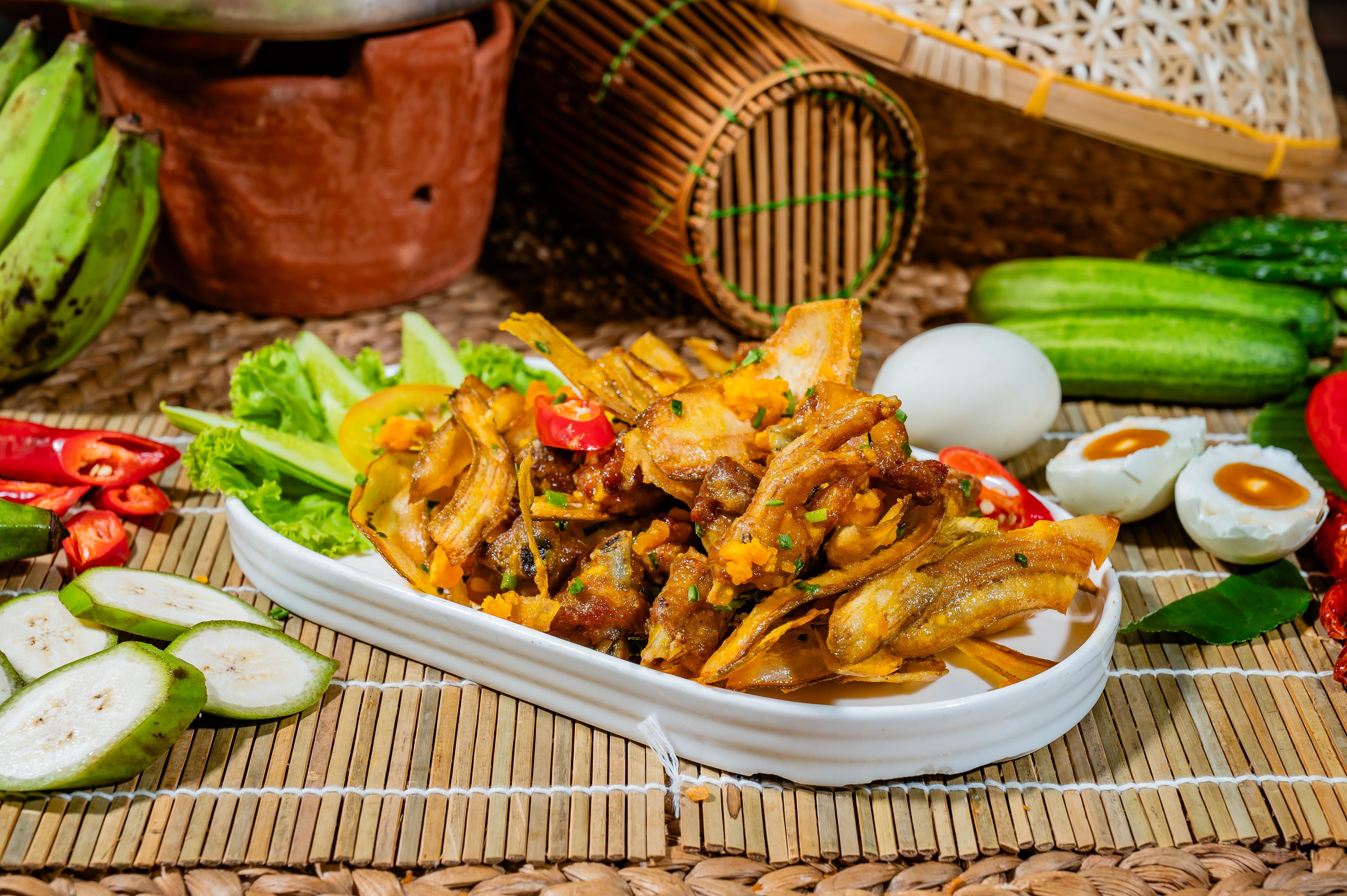 មានលីងចេកខ្ចីពងទារប្រៃ Stir fried chicken with  green banana & salty eggs 青香蕉咸蛋炒鸡