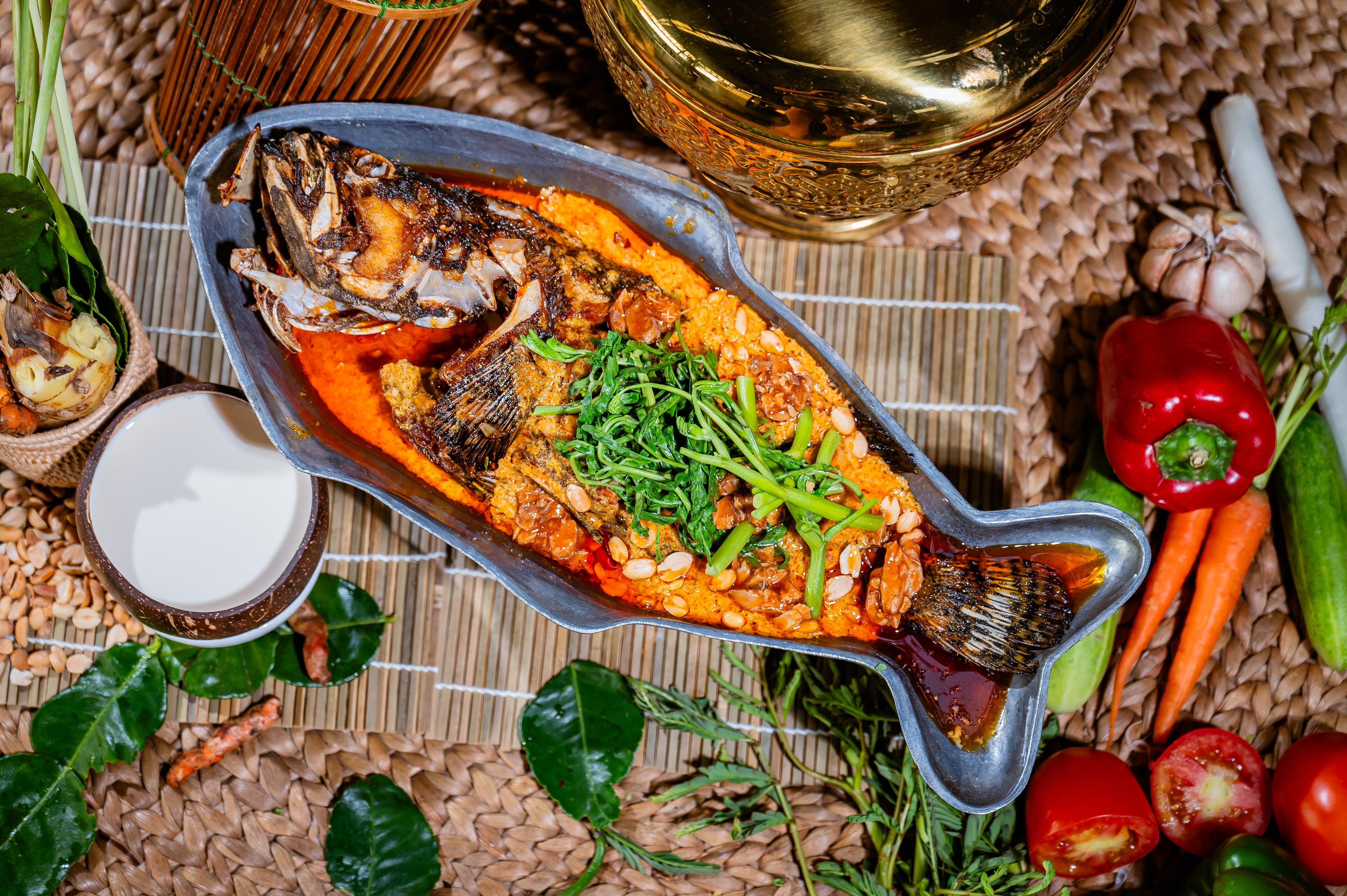 ត្រីឆ្ពុងបឹងកញ្ឆែត Sea bass with water mimosa in  Khmer traditional sauce 鱼和蔬菜配传统高棉酱