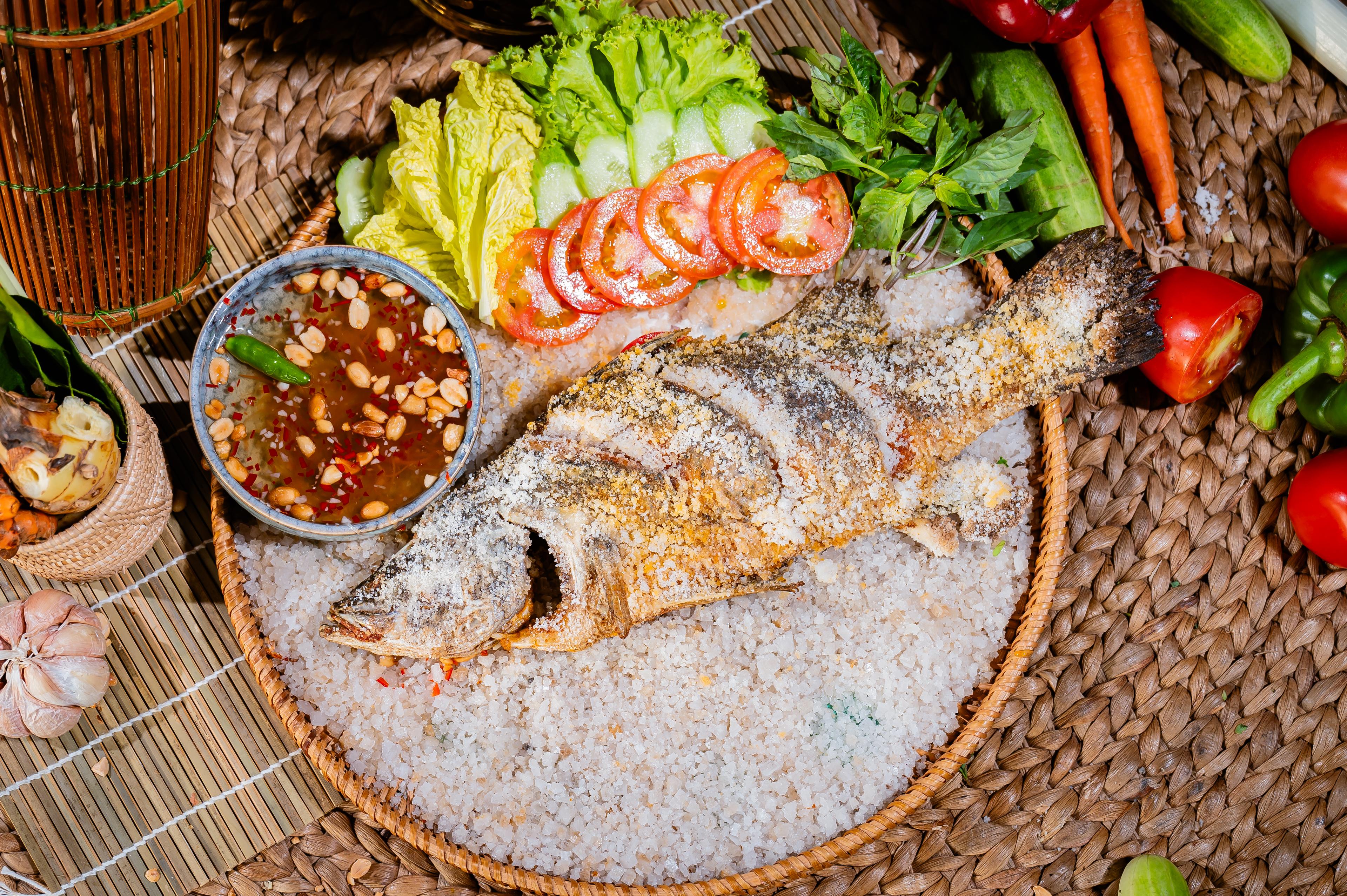 ត្រីឆ្ពុងដុតអំបិល Grilled sea bass with salt 盐烤鱼