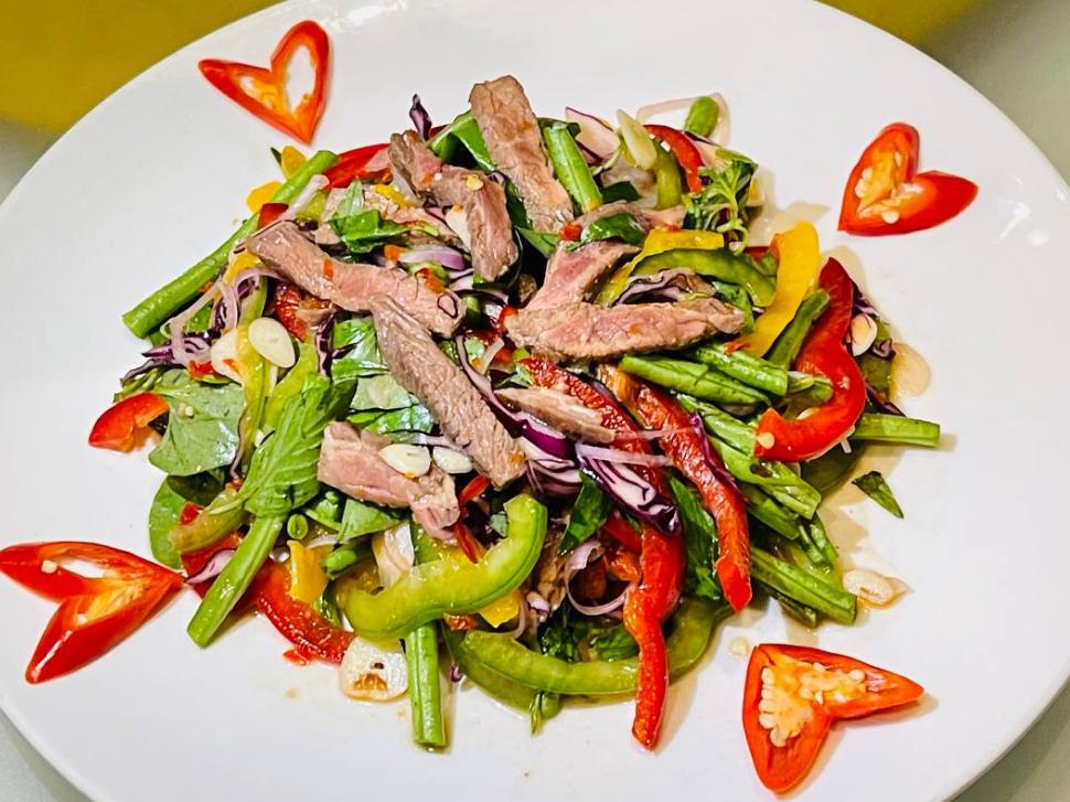 សាលាដសាច់គោ Beef Salad