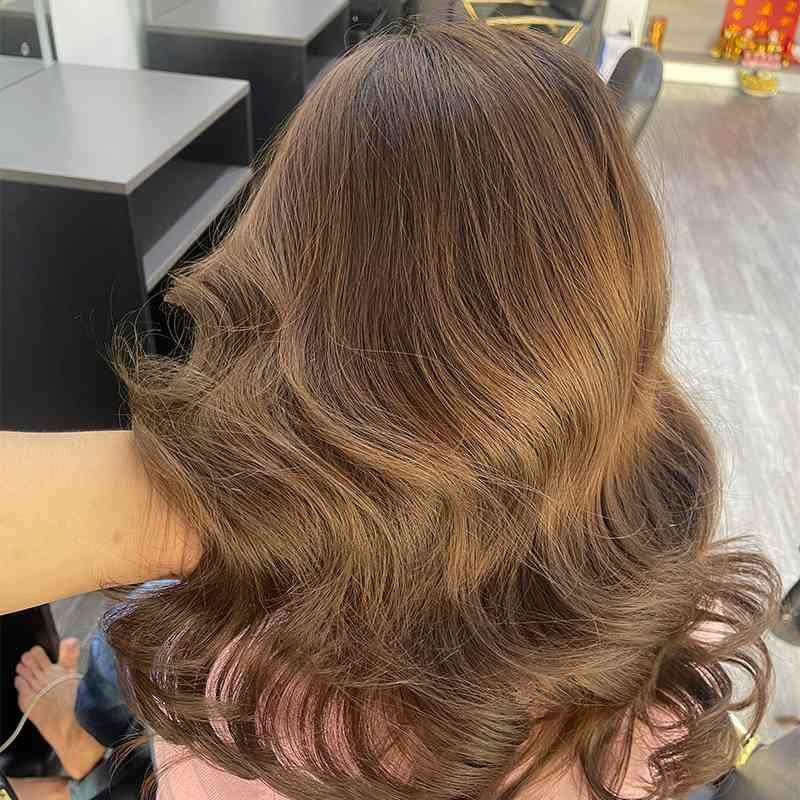 លាបពណ៌សក់ (ត្រឹមស្មា)