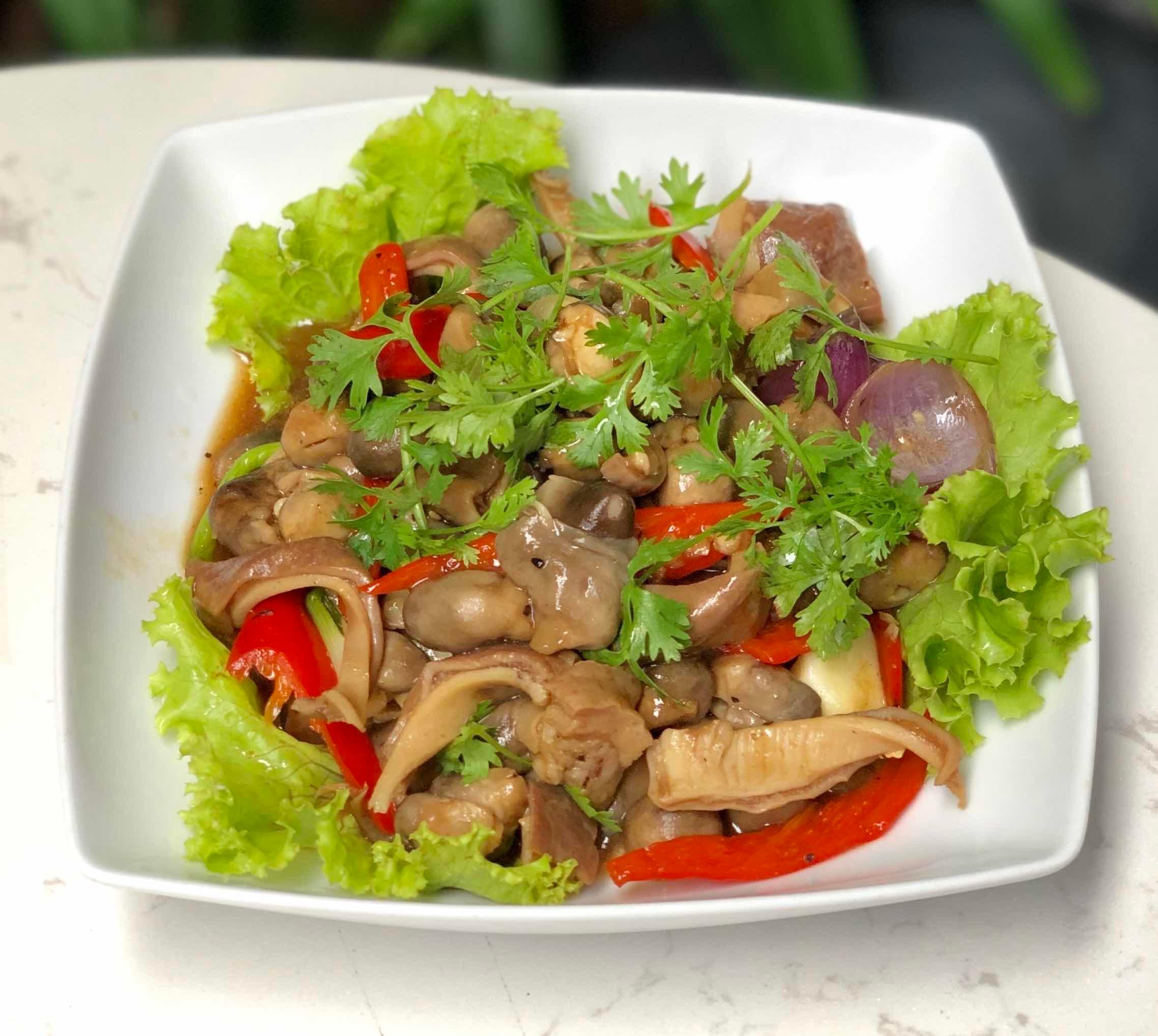 ក្រពះជ្រូកឆាផ្សឹតចំបើង