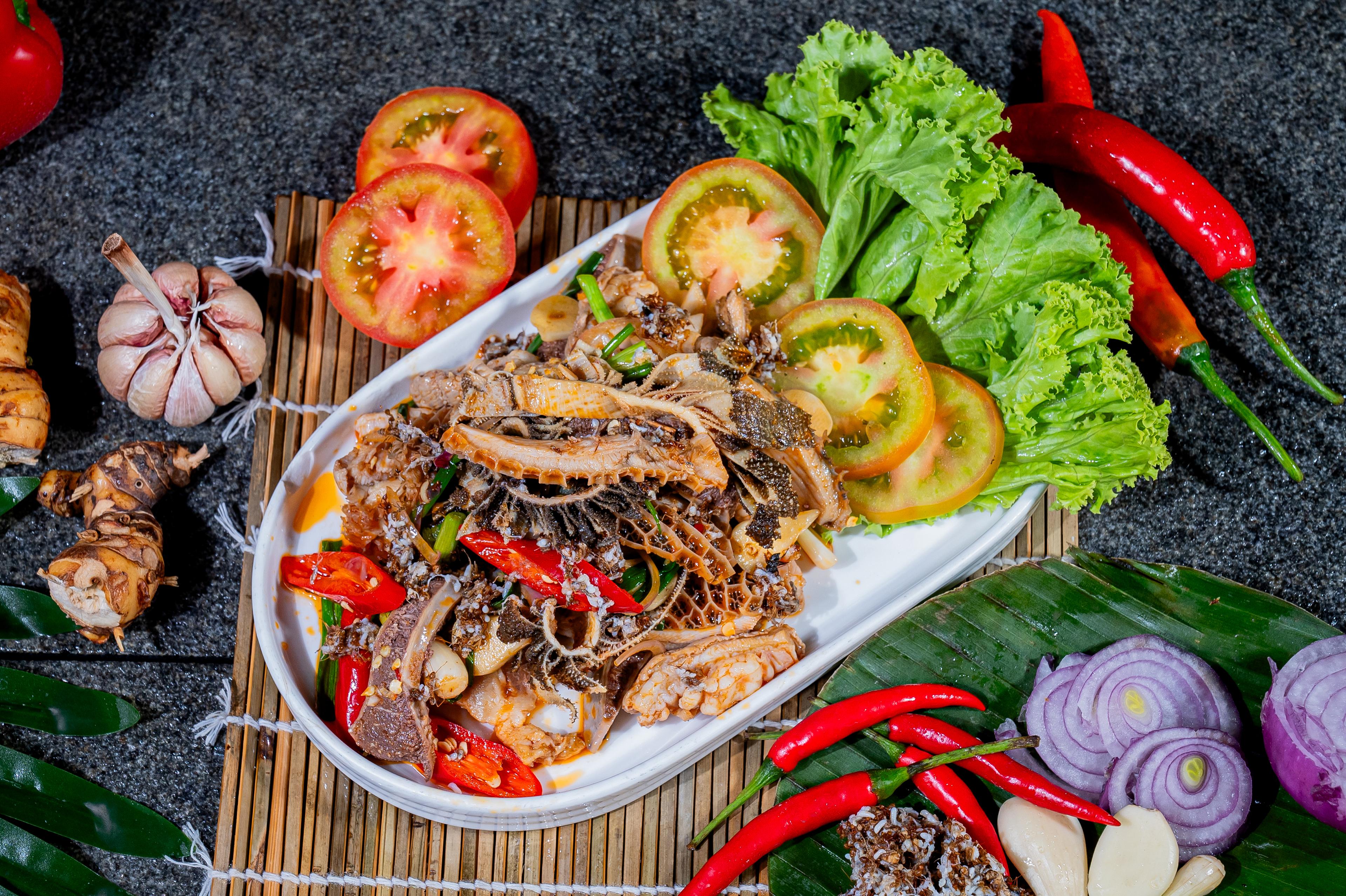 ពោះគោឆាអង្ក្រង Stir fried beef stomach with tree ants 树蚁炒牛肠