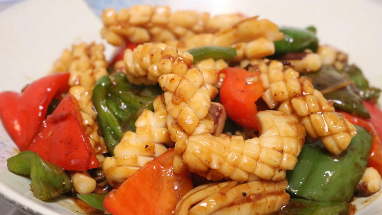 មឹកឆាម្រេចខ្ចី Fried Squid with Green Pepper