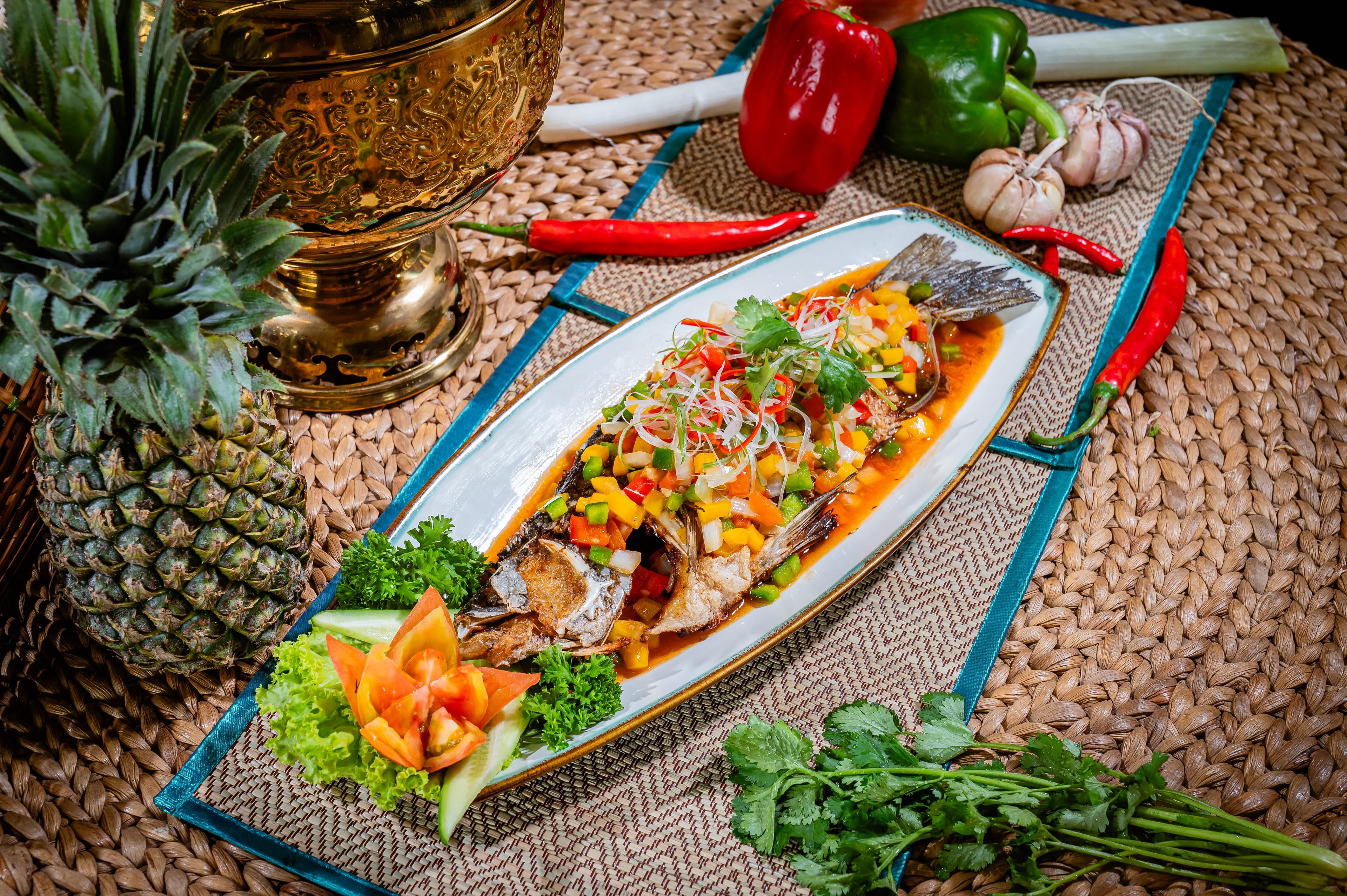 ត្រីឆ្ពុងបំពងជូអែម Deep fried sea bass with sweet & sour sauce 糖醋炸鱼