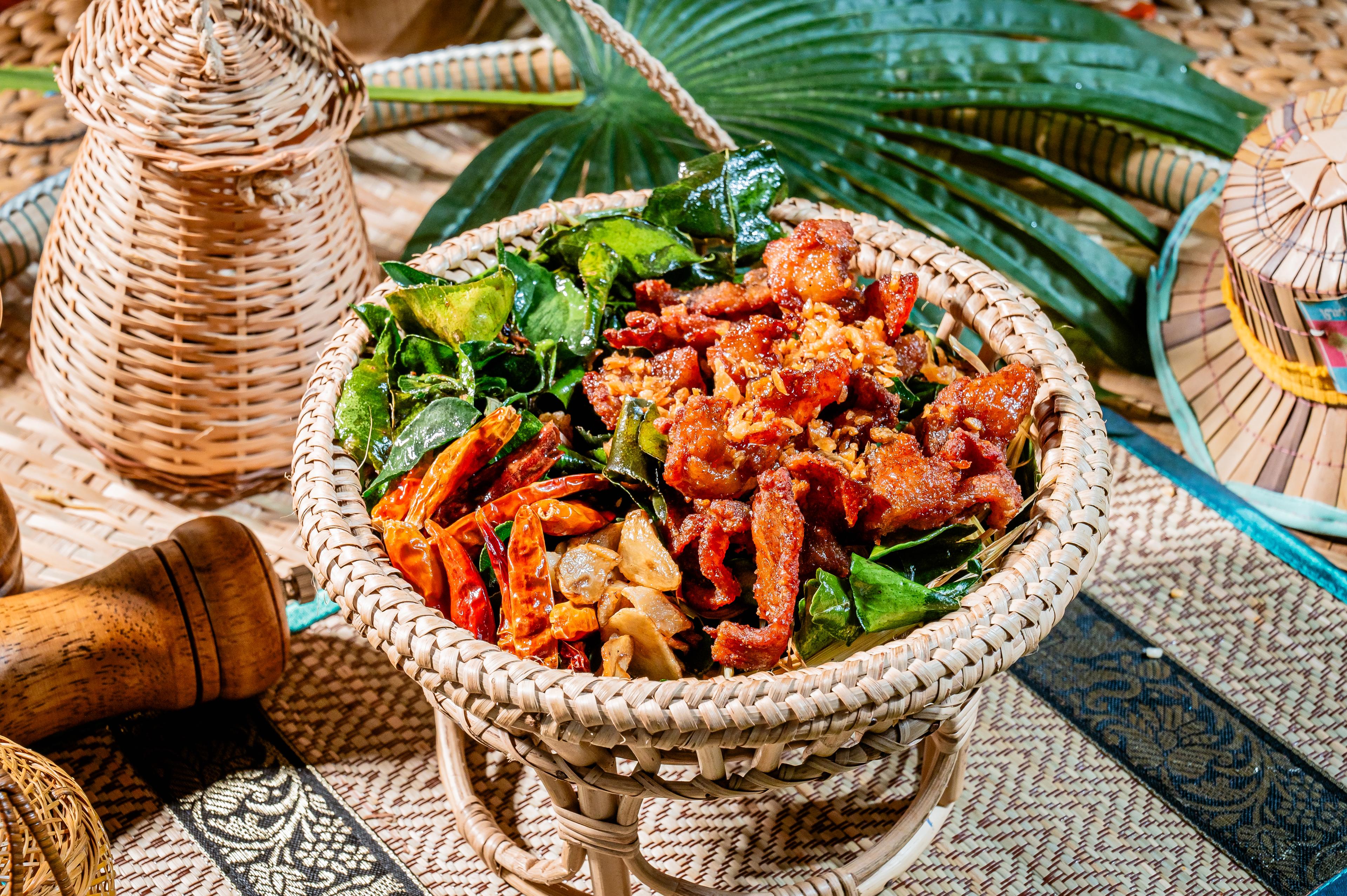 សាច់ជ្រូកបំពងខ្ទឹមស  Deep fried pork with golden garlic  蒜炒猪肉
